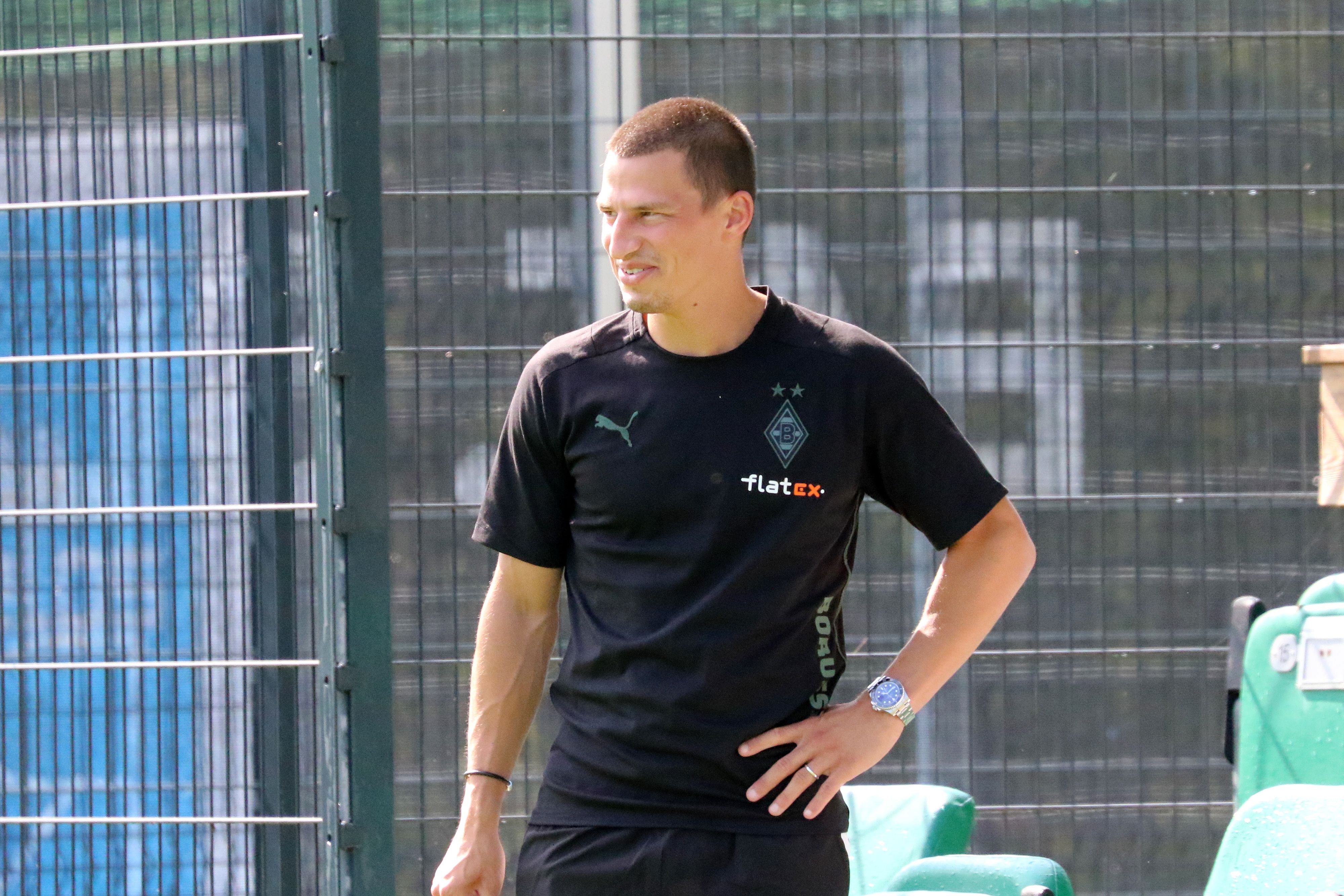 Der österreichische Nationalspieler Stefan Lainer am 20. Juli 2021 bei seiner Ankunft im Trainingslager von Borussia Mönchengladbach in Harsewinkel-Marienfeld fröhlich lächelnd.
