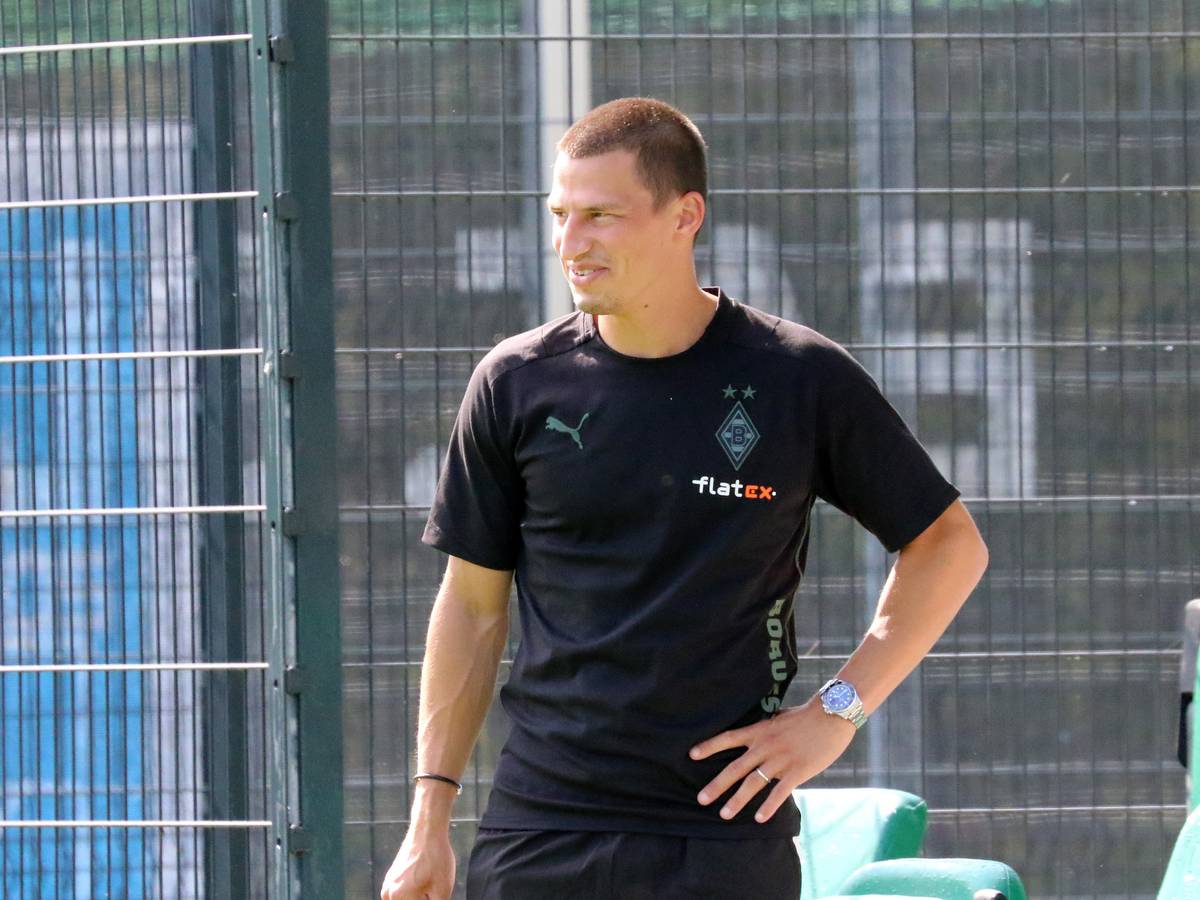 Der österreichische Nationalspieler Stefan Lainer am 20. Juli 2021 bei seiner Ankunft im Trainingslager von Borussia Mönchengladbach in Harsewinkel-Marienfeld fröhlich lächelnd.