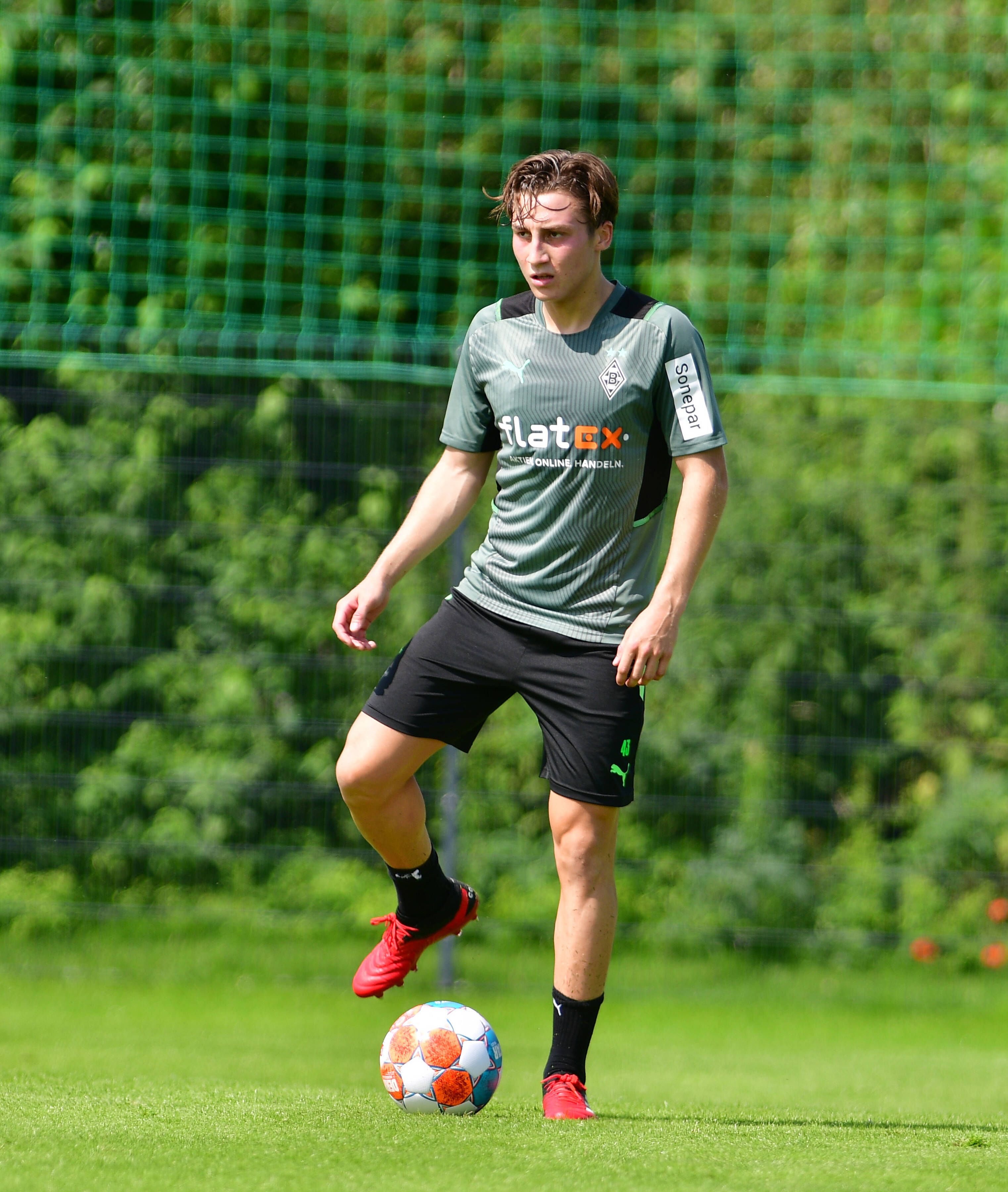 Gladbachs Rocco Reitz mit skeptischem Blick im Borussen-Trikot.
