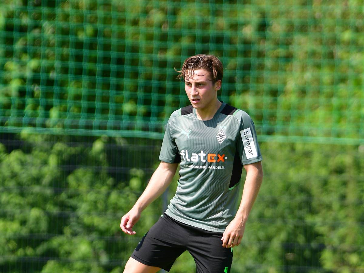 Gladbachs Rocco Reitz mit skeptischem Blick im Borussen-Trikot.