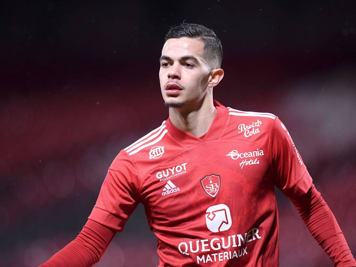 Romain Faivre im roten Trikot von Stade Brest.