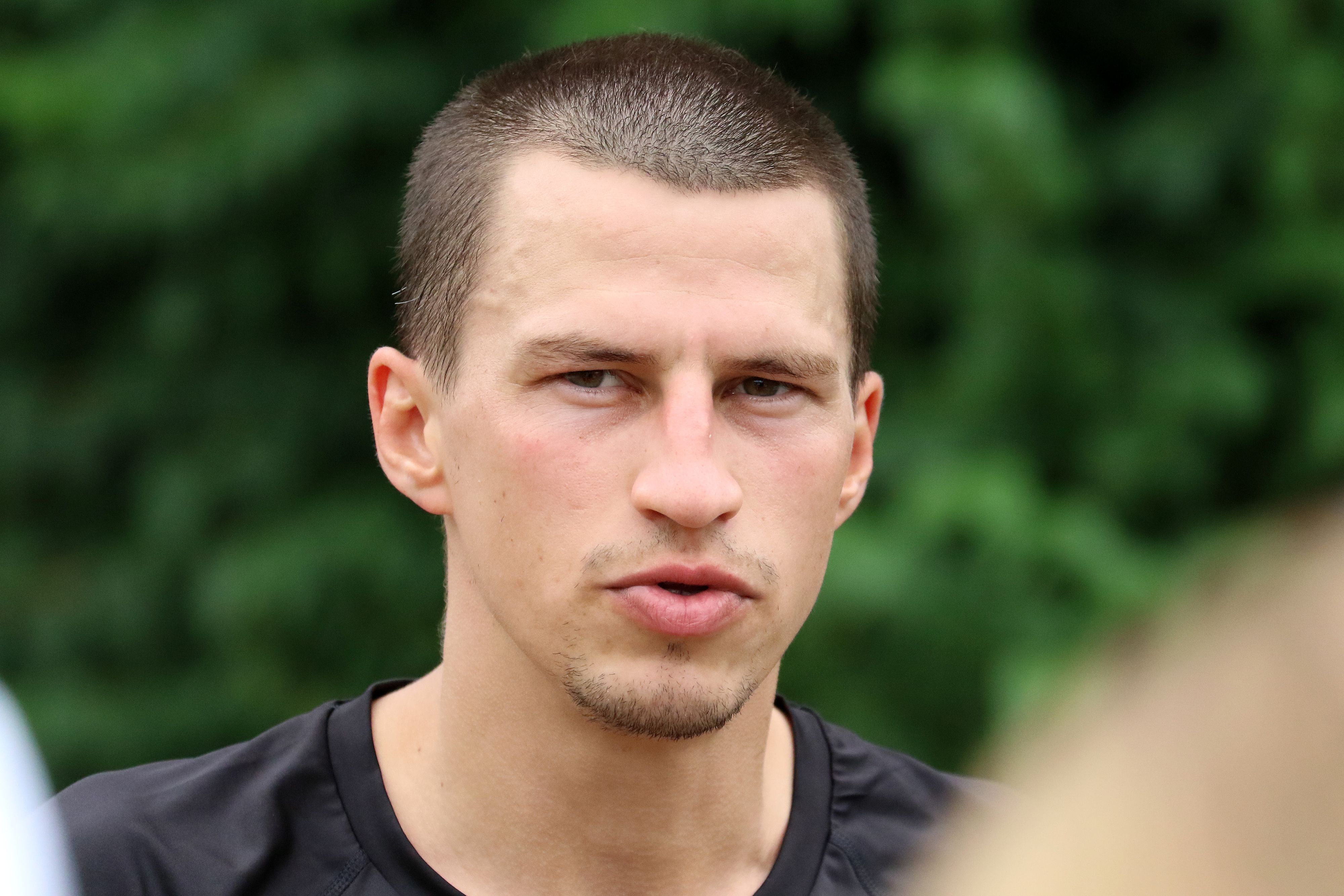 Stefan Lainer stellt sich nach dem Training den Fragen der Journalisten.