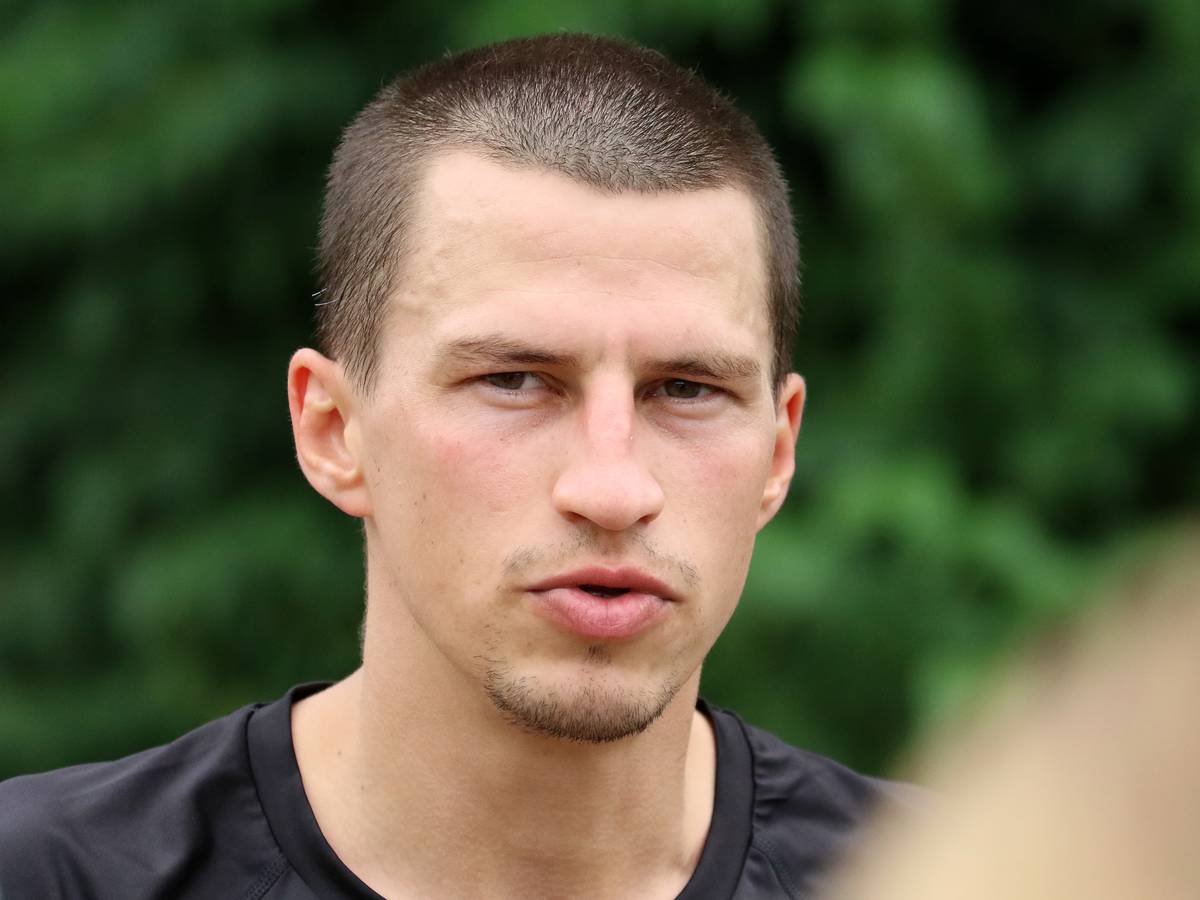 Stefan Lainer stellt sich nach dem Training den Fragen der Journalisten.