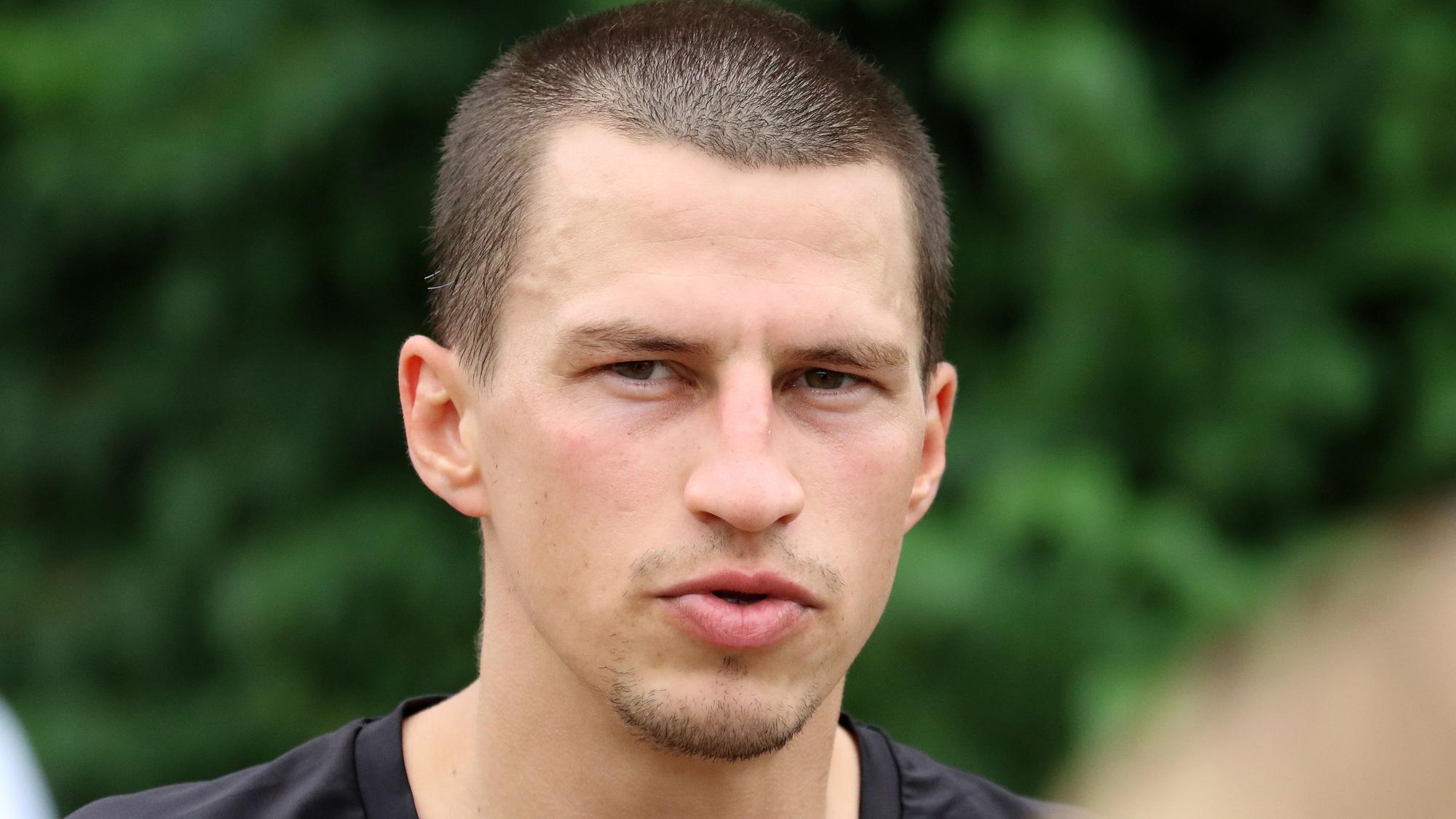 Stefan Lainer stellt sich nach dem Training den Fragen der Journalisten.