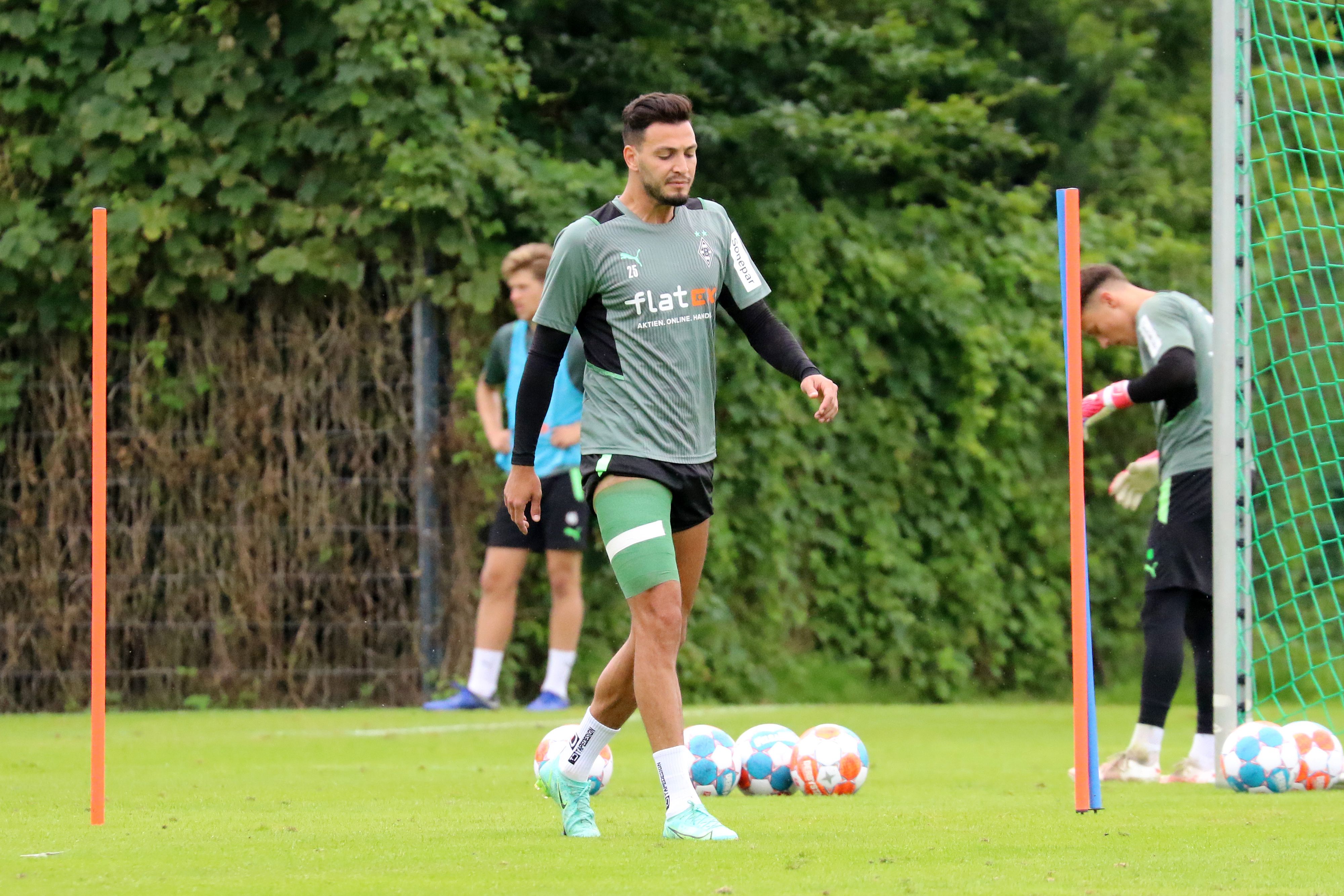 Ramy Bensebaini verlässt den Platz mit bandagiertem Oberschenkel.