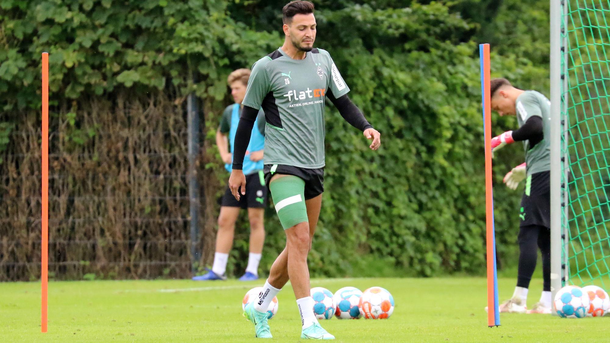 Ramy Bensebaini verlässt den Platz mit bandagiertem Oberschenkel.