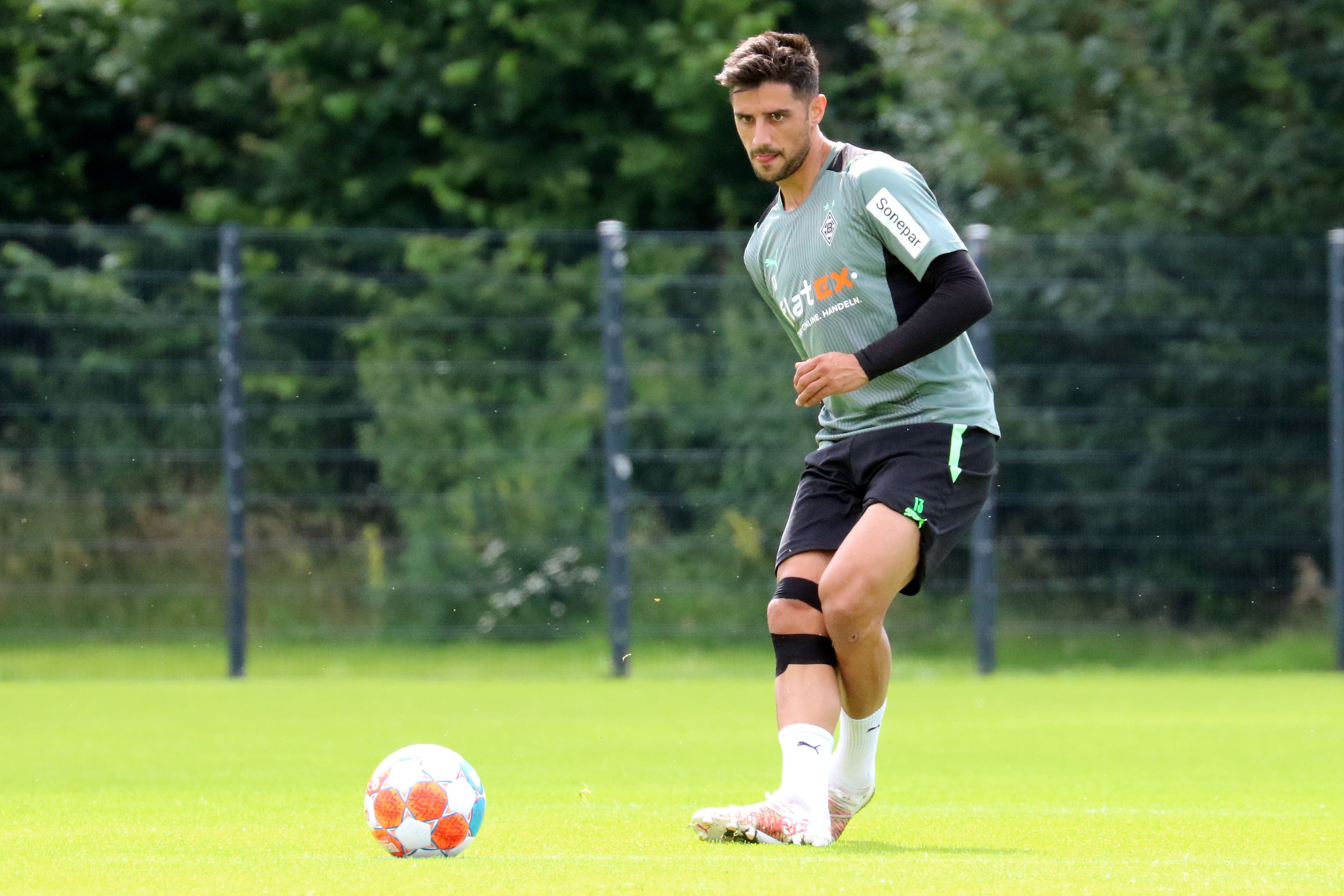 Lars Stindl bei einer Schuss-Übung mit bandagiertem Knie.
