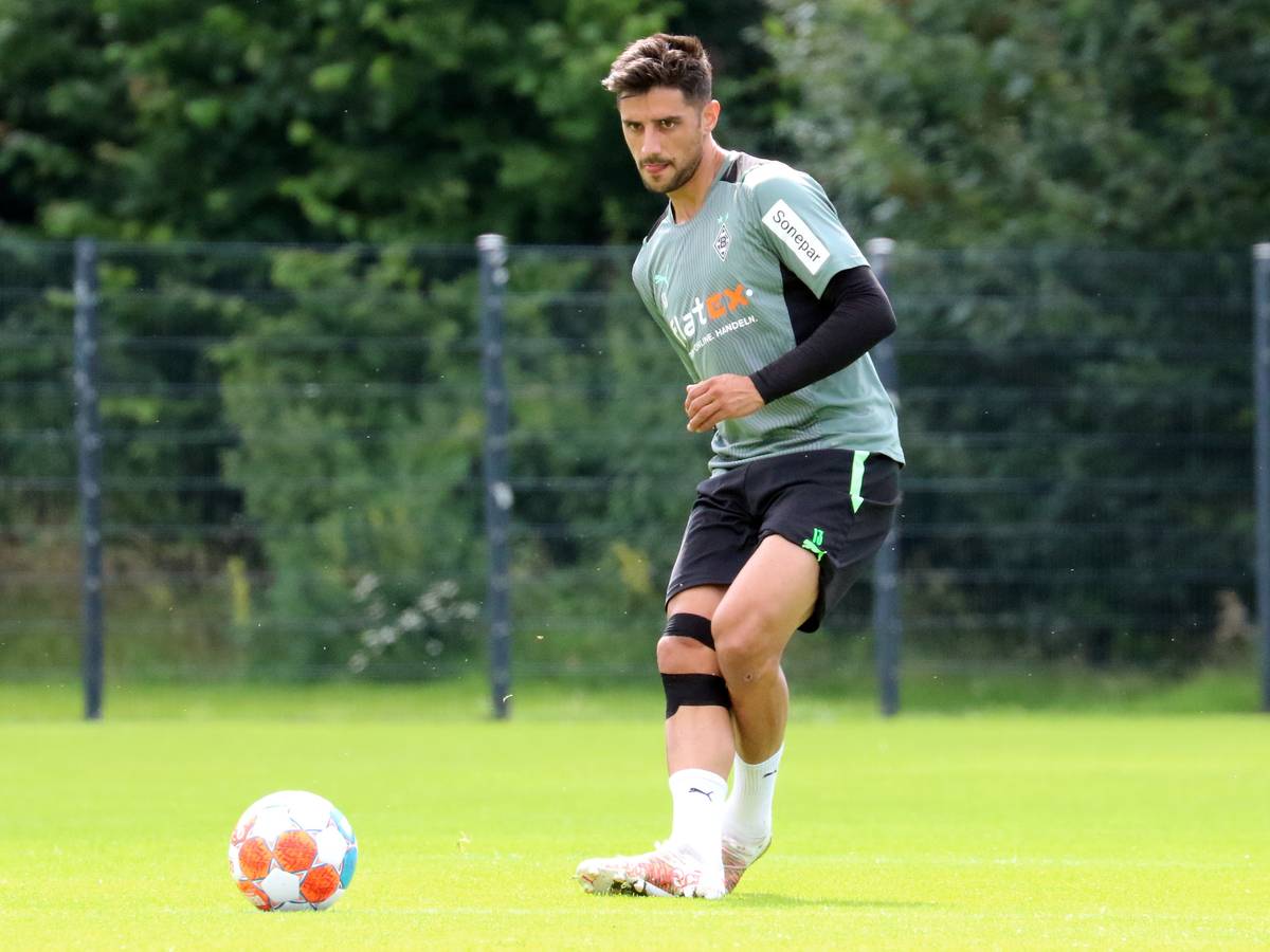 Lars Stindl bei einer Schuss-Übung mit bandagiertem Knie.