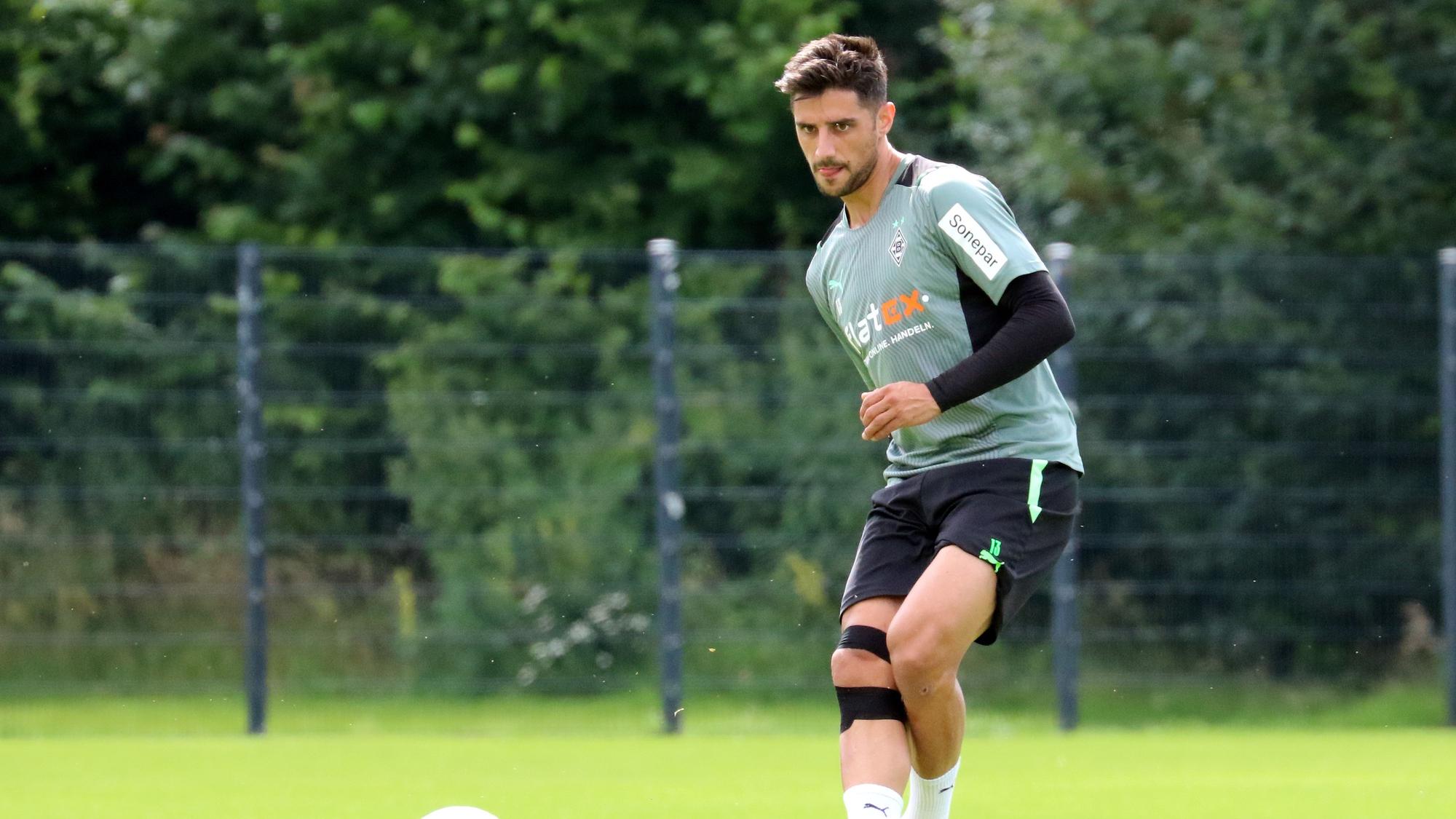 Lars Stindl bei einer Schuss-Übung mit bandagiertem Knie.