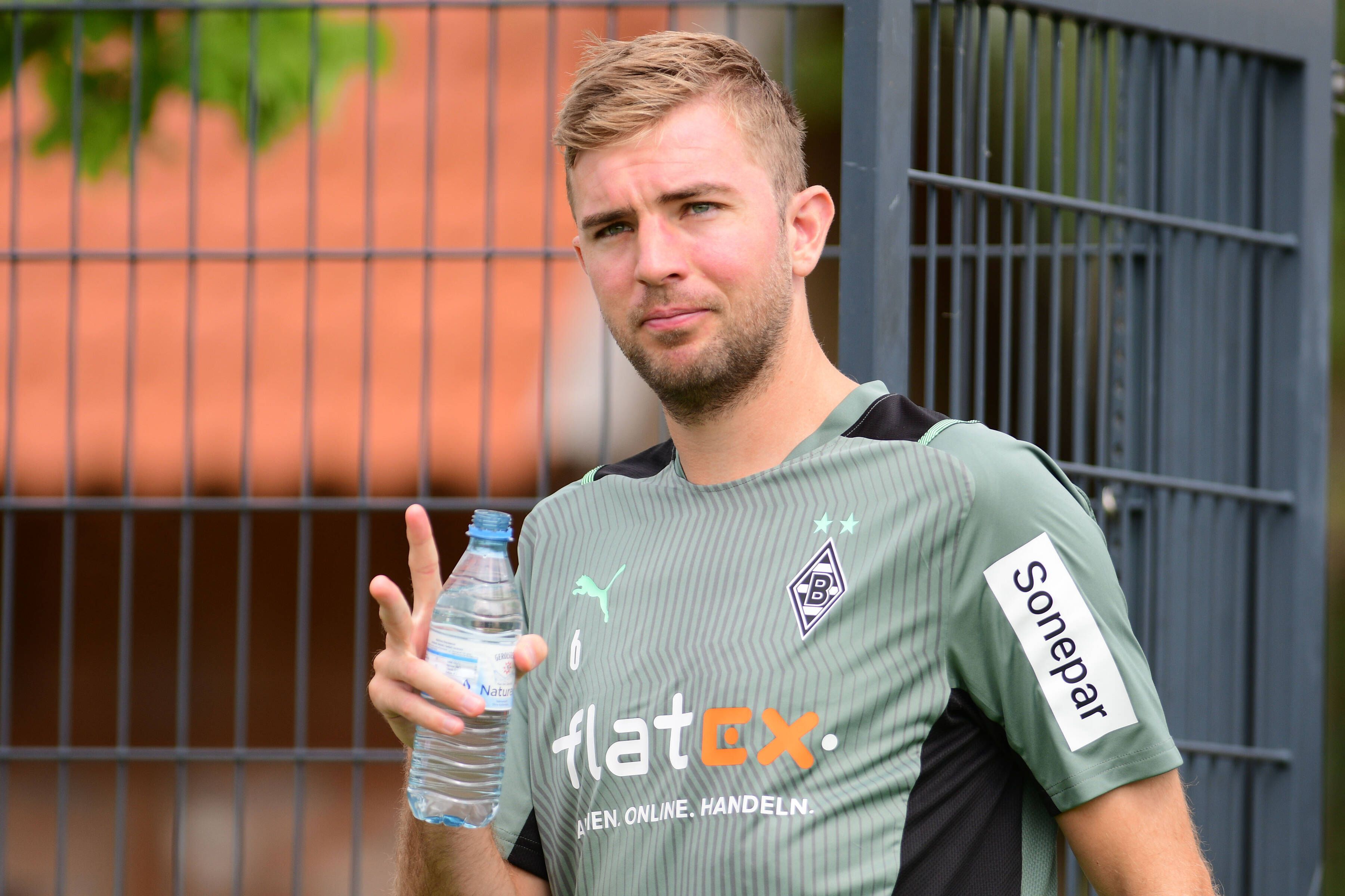 Christoph Kramer hält nach einer Trainingseinheit eine Wasserflasche in der Hand.
