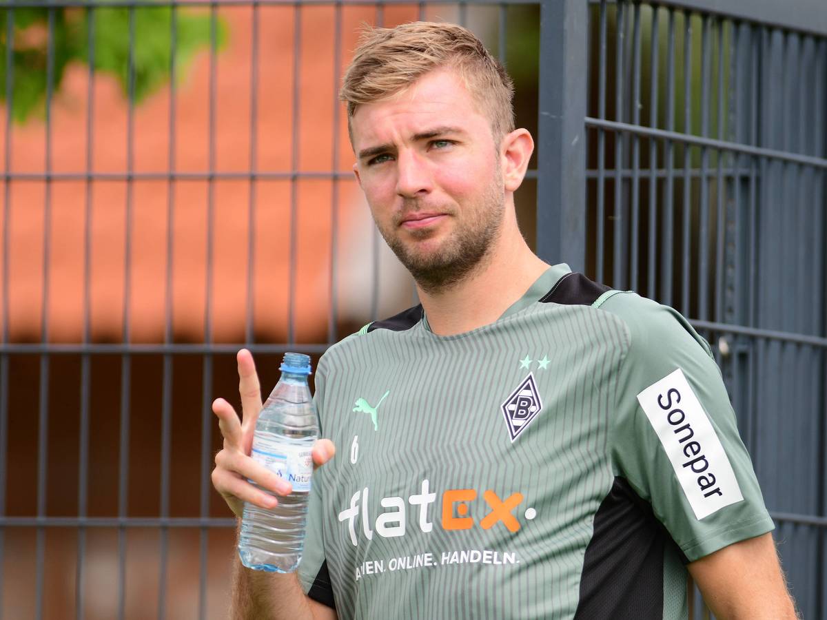 Christoph Kramer hält nach einer Trainingseinheit eine Wasserflasche in der Hand.