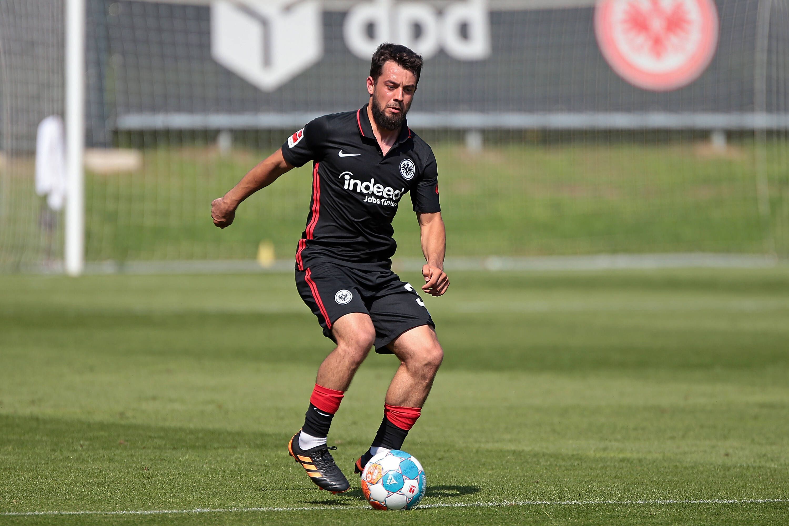 Amin Younes in einer Ballaktion auf dem Trainingsplatz.
