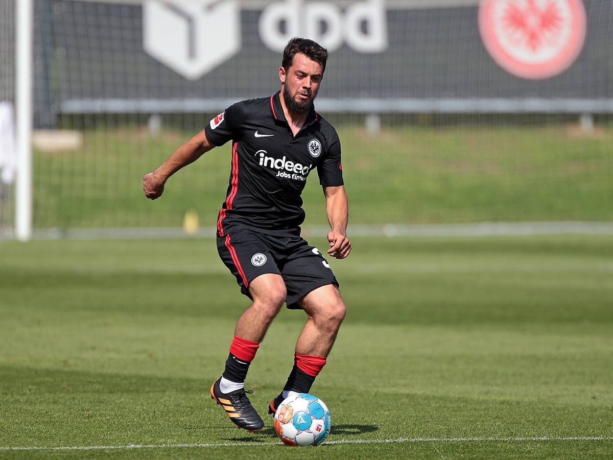 Amin Younes in einer Ballaktion auf dem Trainingsplatz.