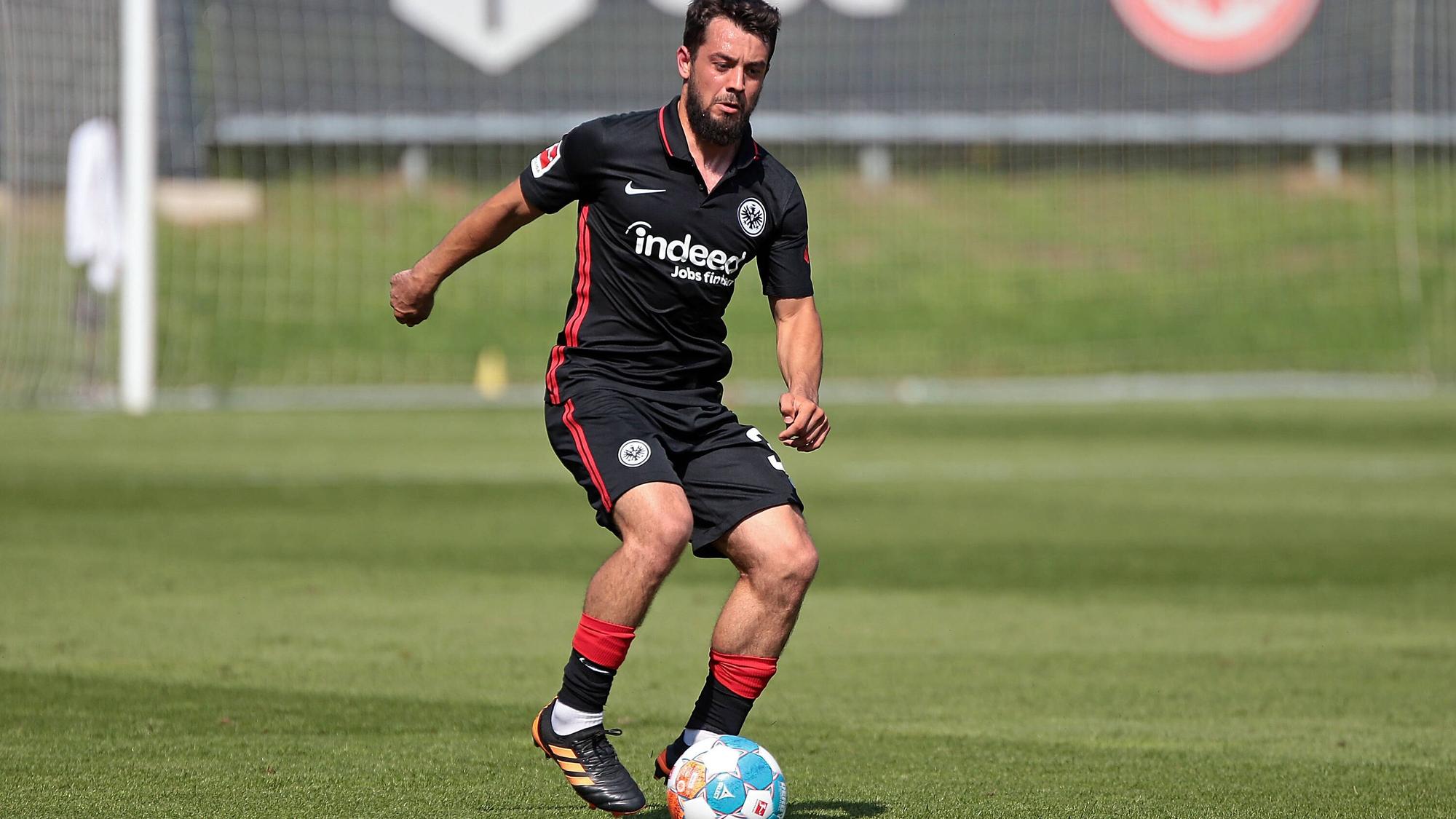Amin Younes in einer Ballaktion auf dem Trainingsplatz.