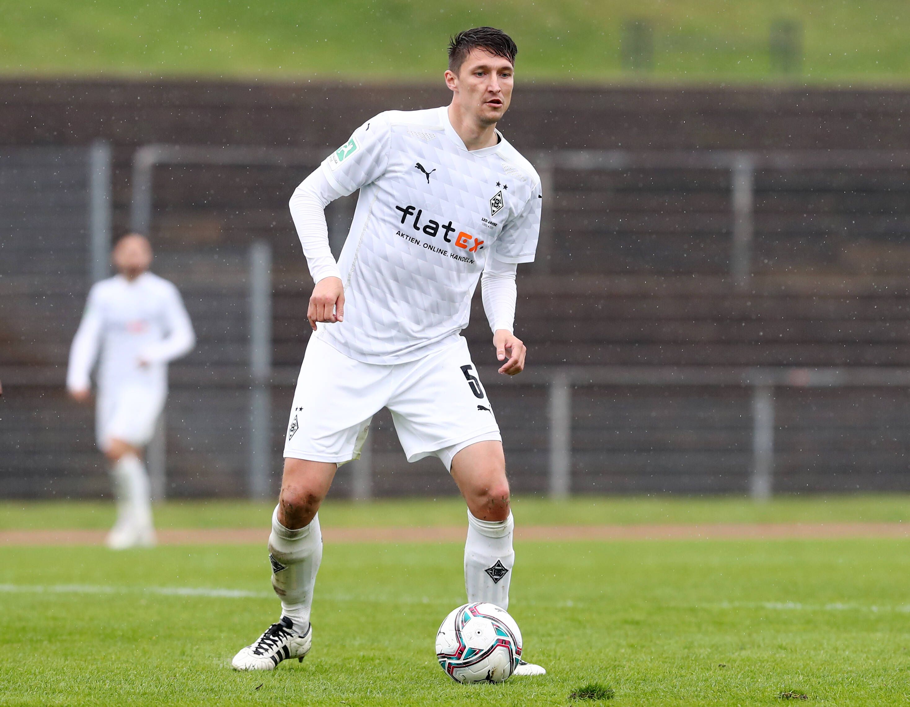 Markus Pazurek im weißen Gladbach-Trikot im Spiel der U23, im Hintergrund eine leere Tribüne.