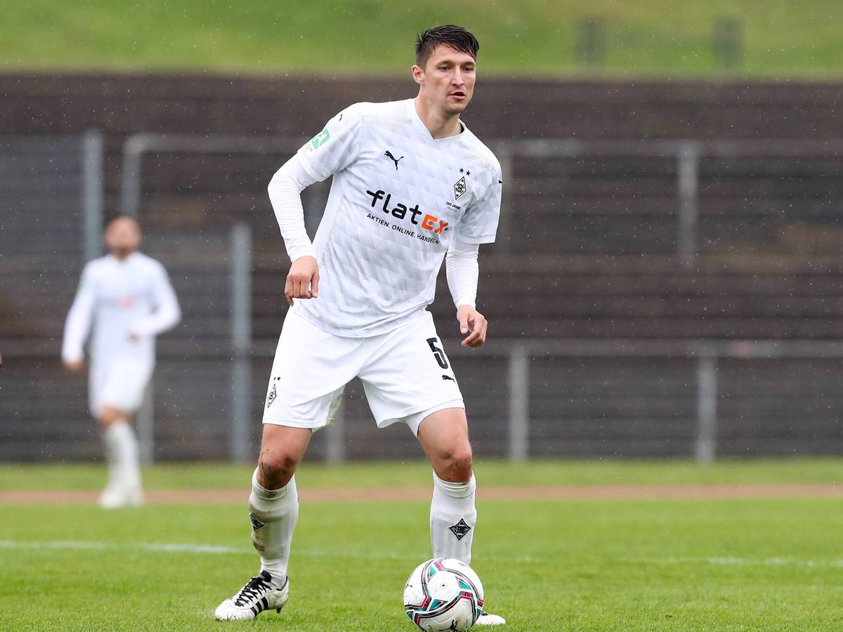 Markus Pazurek im weißen Gladbach-Trikot im Spiel der U23, im Hintergrund eine leere Tribüne.