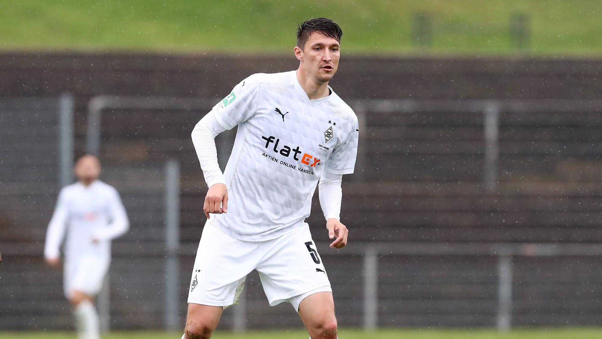 Markus Pazurek im weißen Gladbach-Trikot im Spiel der U23, im Hintergrund eine leere Tribüne.