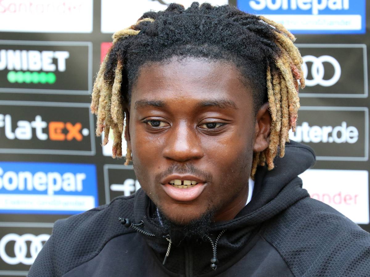 Gladbachs Neuzugang Manu Koné stellt sich in einer Medienrunde im Trainingslager in Harsewinkel-Marienfeld den Fragen der anwesenden Journalisten. Er schaut dabei nachdenklich.