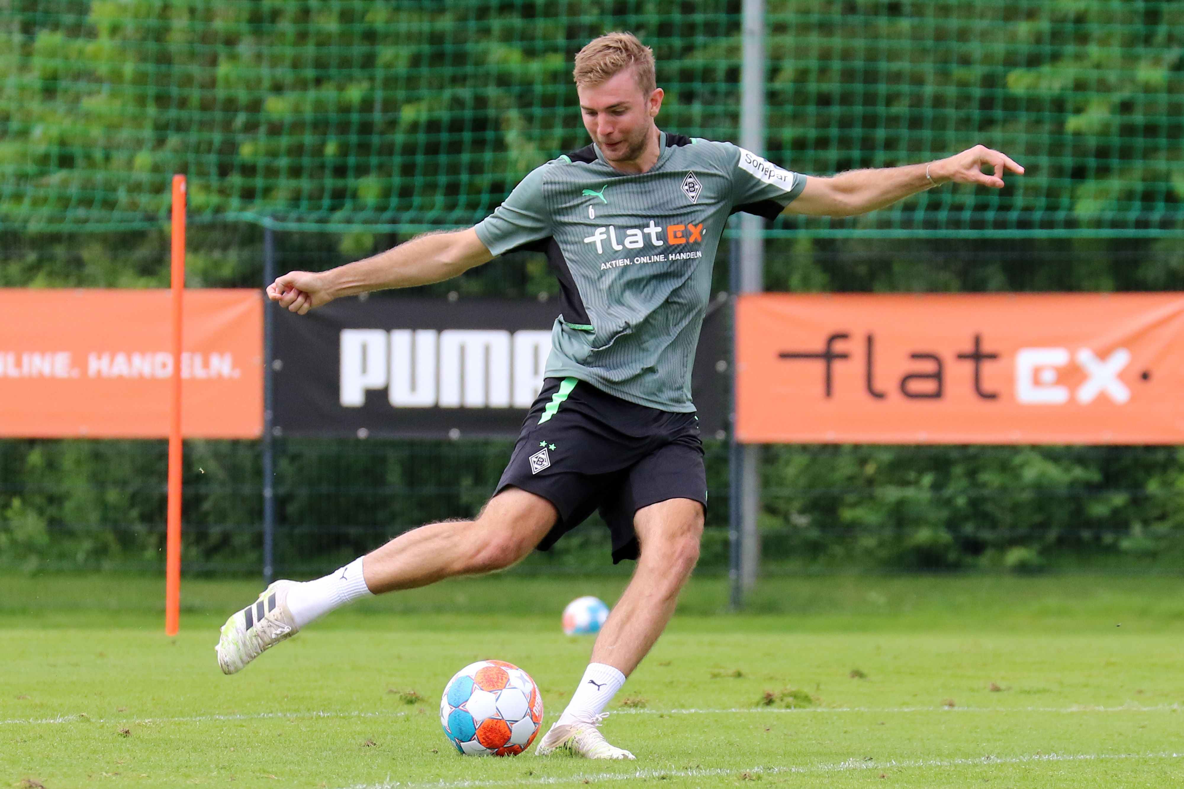Christoph Kramer auf den Trainingsplatz in Schussposition.