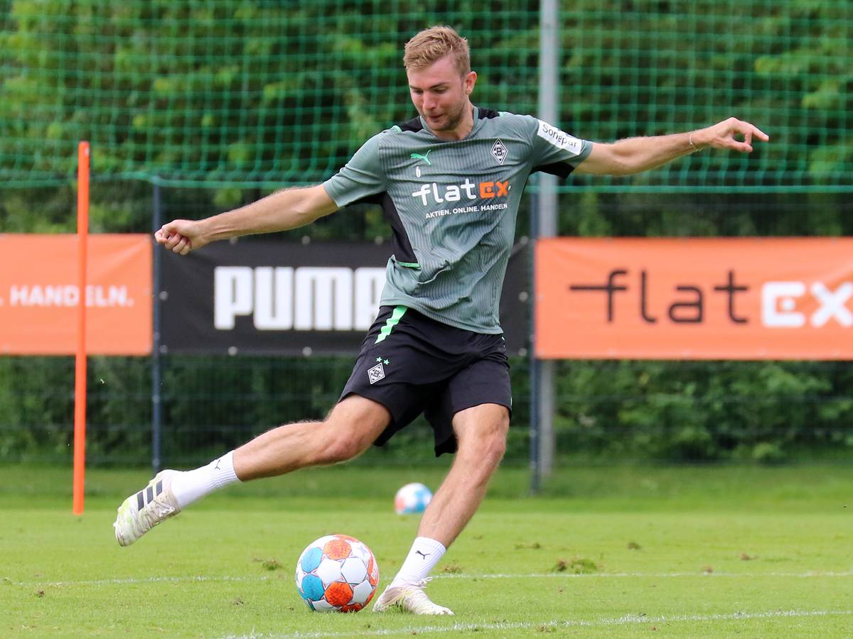 Christoph Kramer auf den Trainingsplatz in Schussposition.