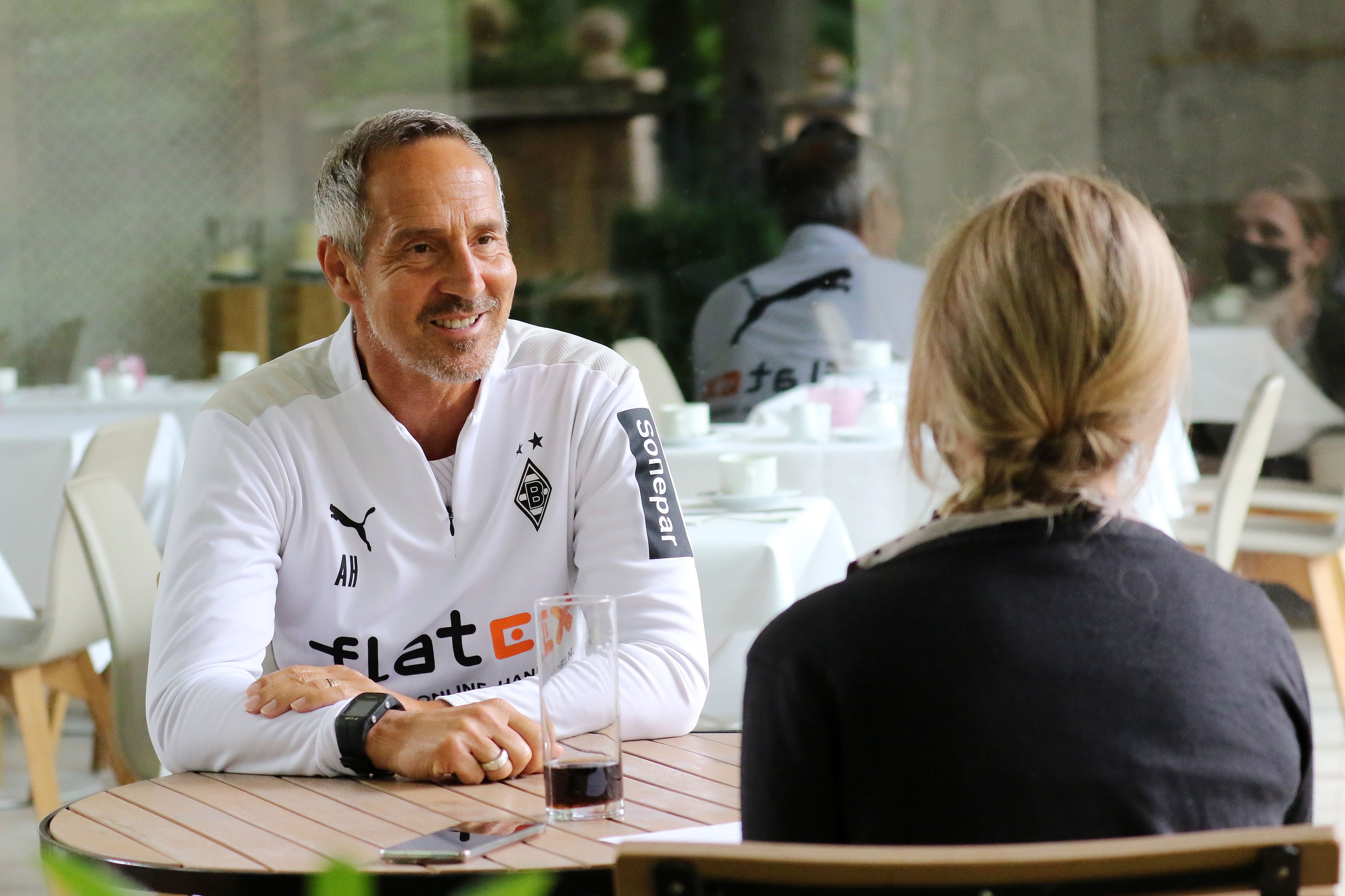 Gladbach-Trainer Adi Hütter im Gespräch mit GladbachLIVE-Redakteurin Judith Malter im Trainingslager der Fohlenelf in Harsewinkel-Marienfeld am 20. Juli 2021.