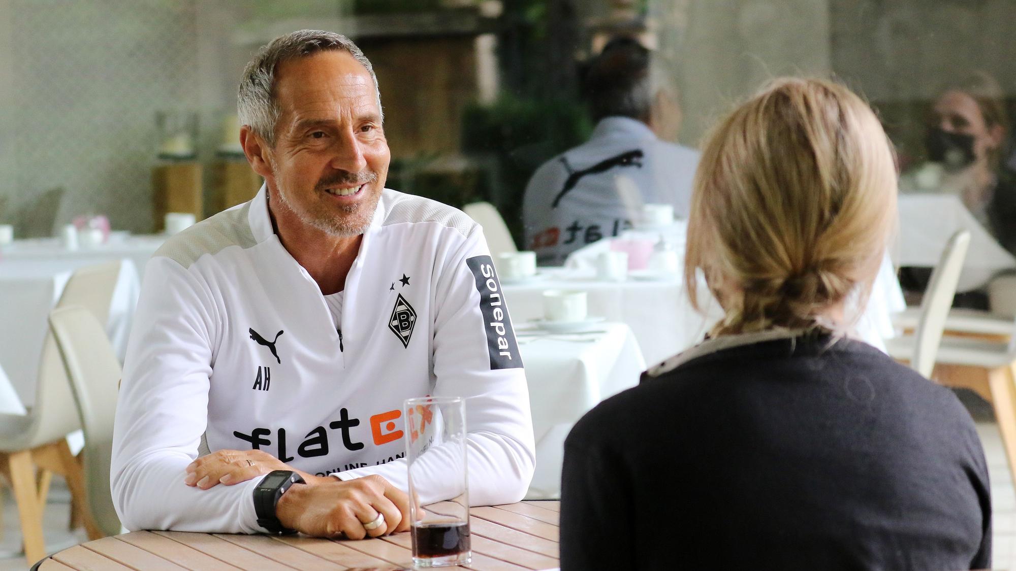 Gladbach-Trainer Adi Hütter im Gespräch mit GladbachLIVE-Redakteurin Judith Malter im Trainingslager der Fohlenelf in Harsewinkel-Marienfeld am 20. Juli 2021.
