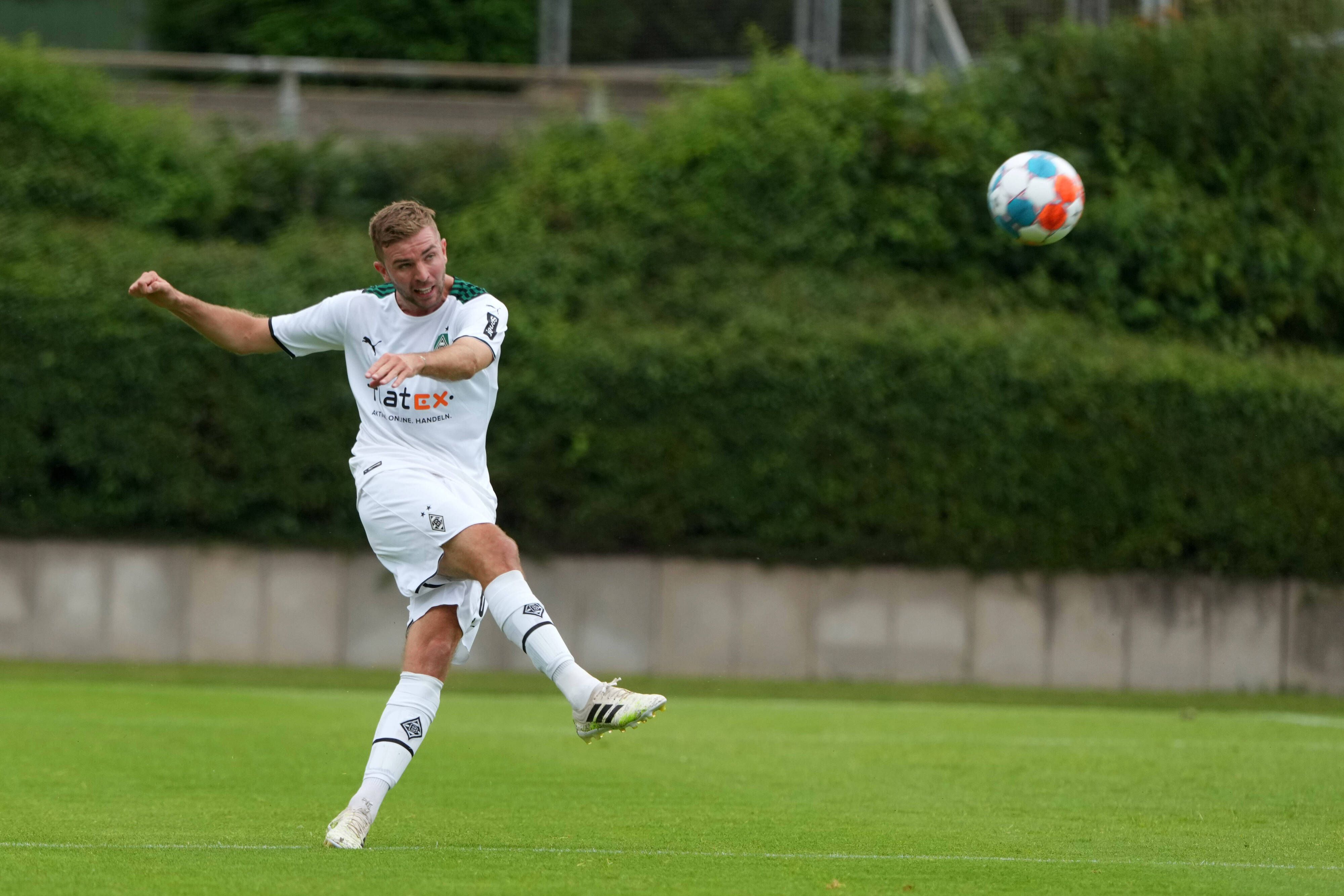 Christoph Kramer im Testspiel der Gladbacher am 10. Juli, während er den Ball in die Höhe schießt.