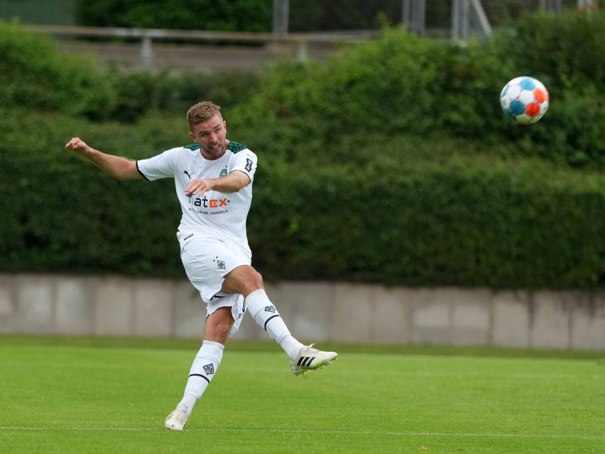 Christoph Kramer im Testspiel der Gladbacher am 10. Juli, während er den Ball in die Höhe schießt.