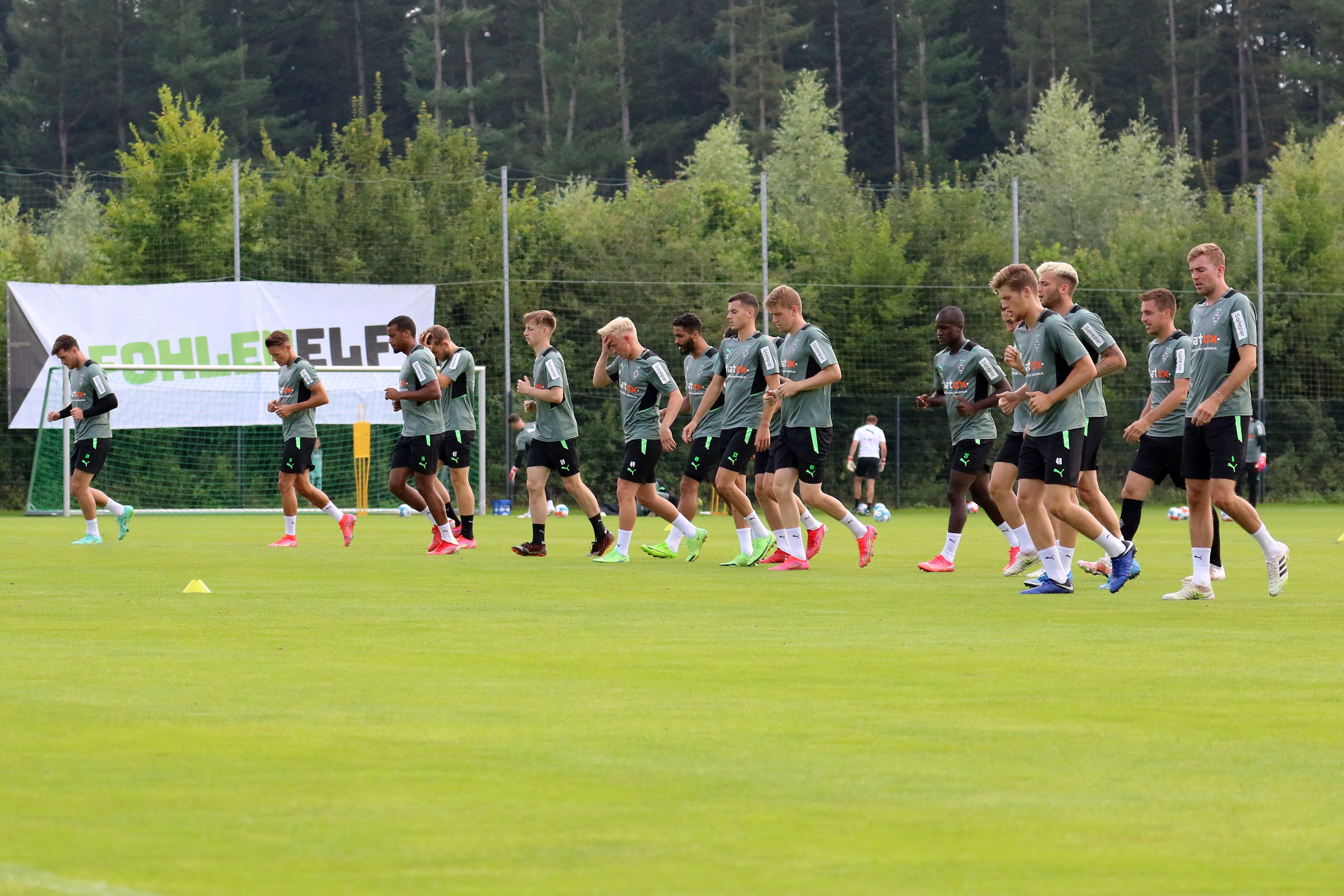 Die Gladbacher Mannschaft beim Warmlaufen für eine Trainingseinheit im Trainingslager am 22. Juli 2021.