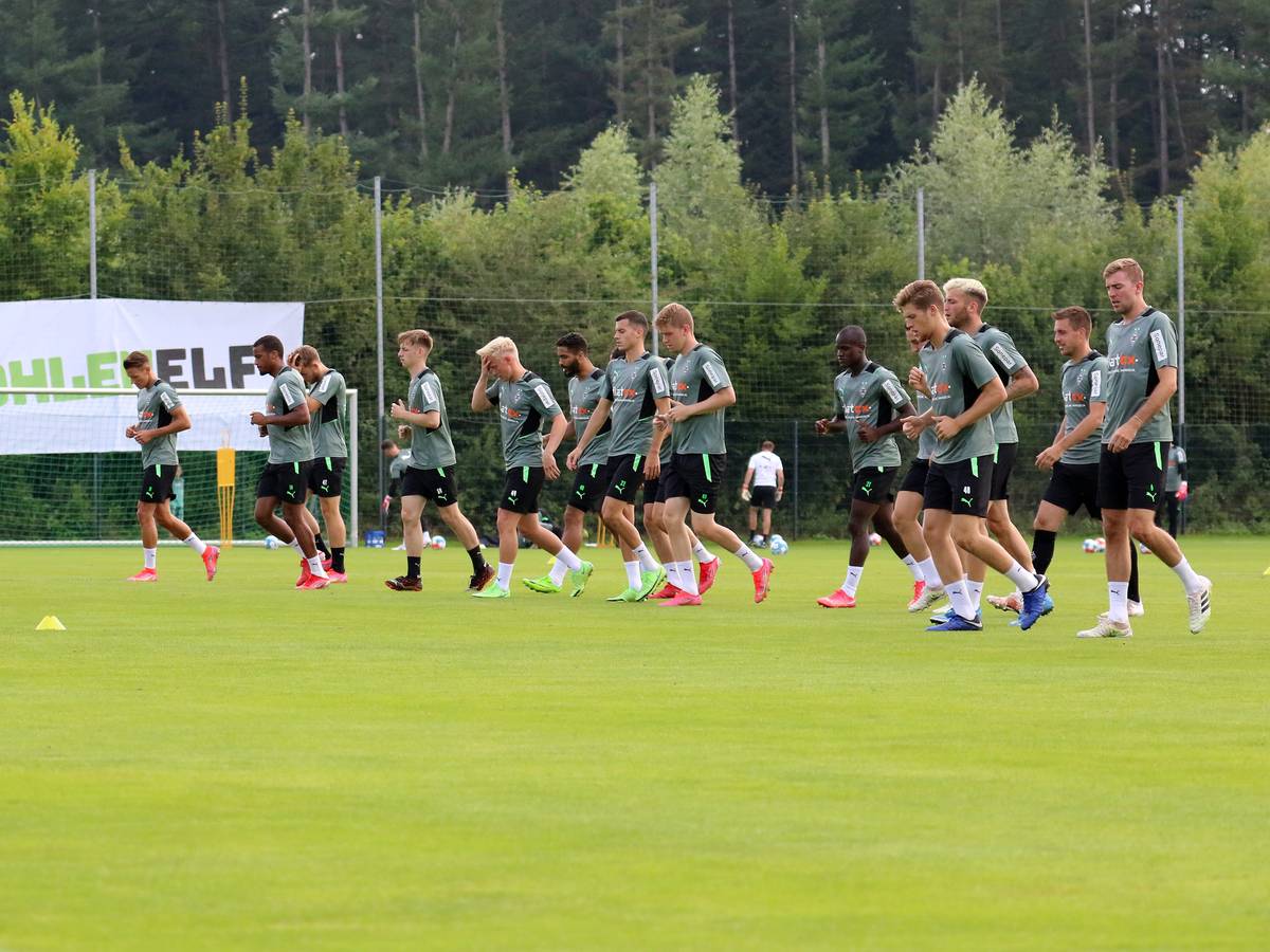 Die Gladbacher Mannschaft beim Warmlaufen für eine Trainingseinheit im Trainingslager am 22. Juli 2021.
