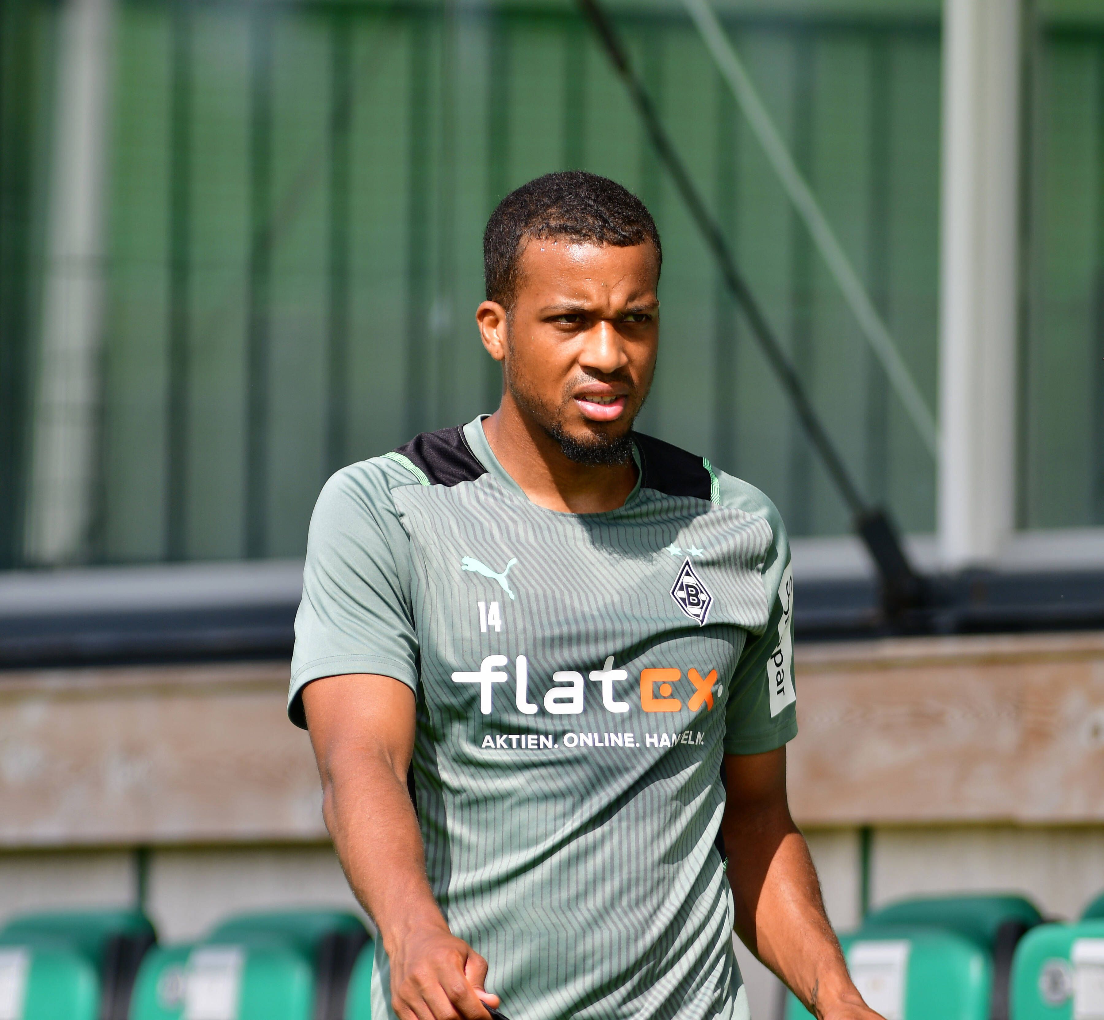 Alassane Plea schaut kritisch in die Sonne und trägt das Gladbach-Trikot im Trainingslager der Borussen.
