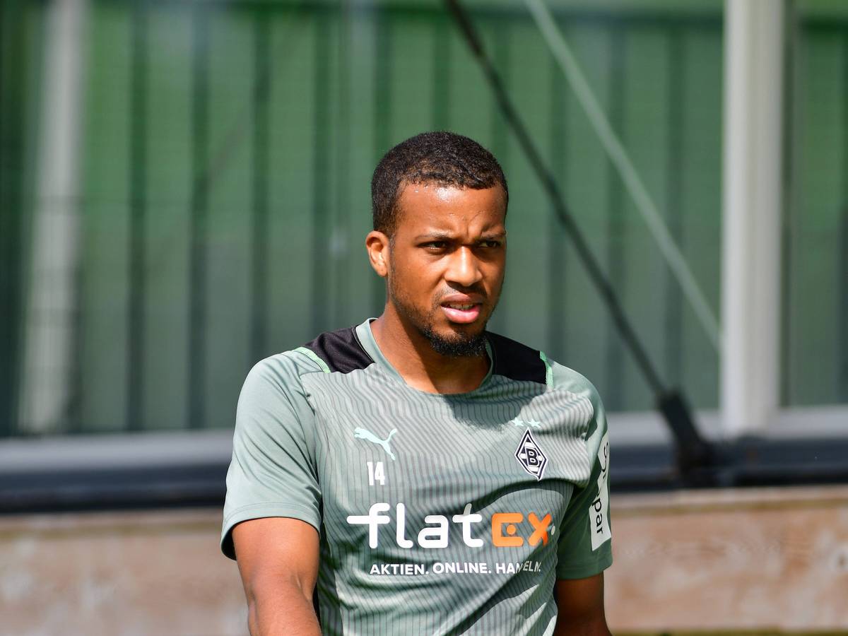 Alassane Plea schaut kritisch in die Sonne und trägt das Gladbach-Trikot im Trainingslager der Borussen.