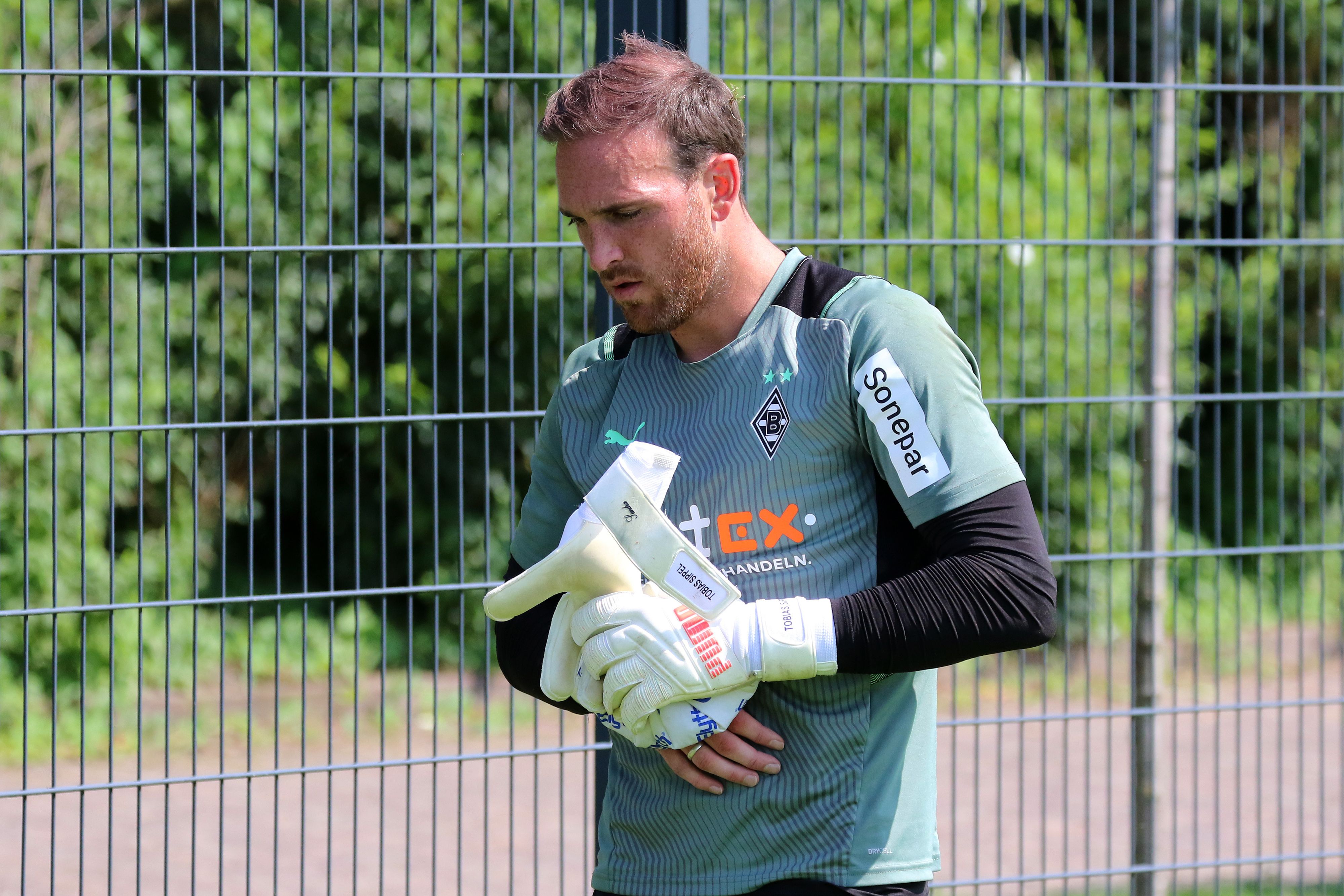 23.07.2021, Harsewinkel, GER, Fussball, Herren, BL, Saison 2021/2022, Borussia Moenchengladbach

Training

Tobias Sippel (Gladbach) verletzt an der Hand