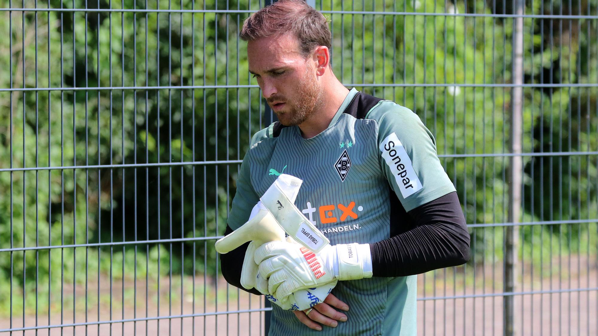 23.07.2021, Harsewinkel, GER, Fussball, Herren, BL, Saison 2021/2022, Borussia Moenchengladbach
Training
Tobias Sippel (Gladbach) verletzt an der Hand