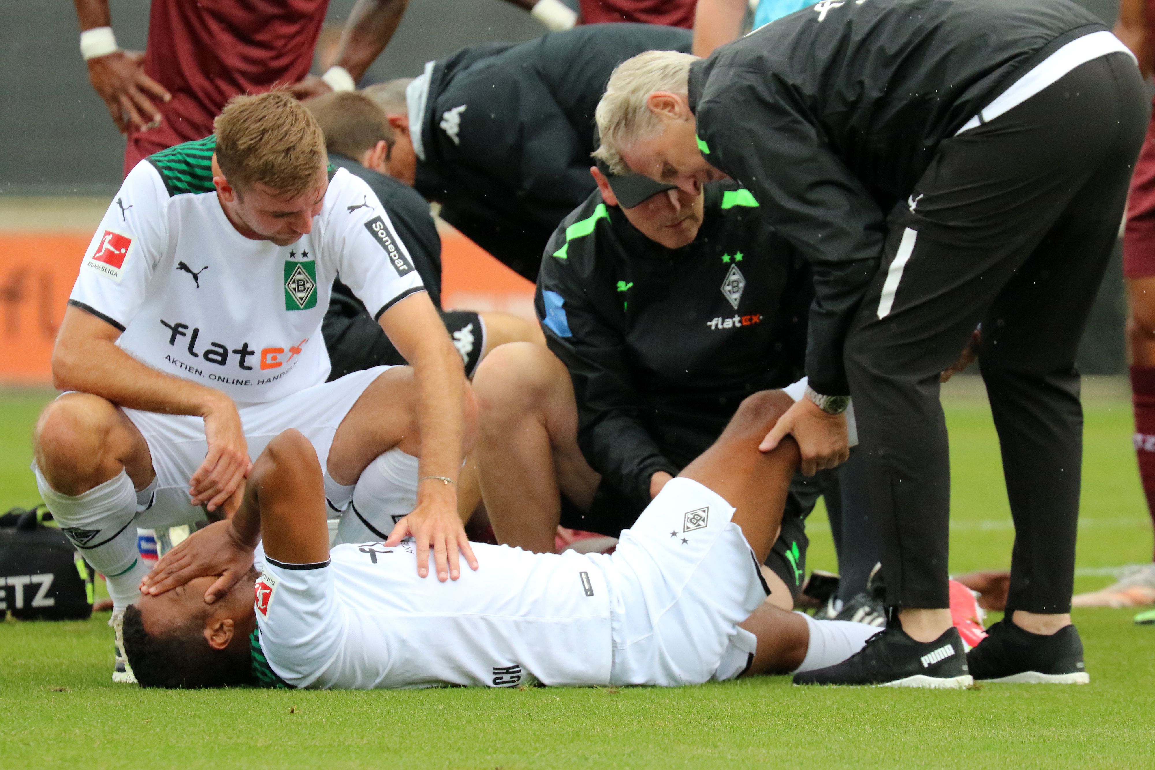 24.07.2021, Mönchengladbach, GER, Fussball, Herren, BL, Saison 2021/2022, Borussia Moenchengladbach

Testspiel
Bor. Moenchengladbach vs. FC Metz

Alassane Plea (Gladbach)  verletzt