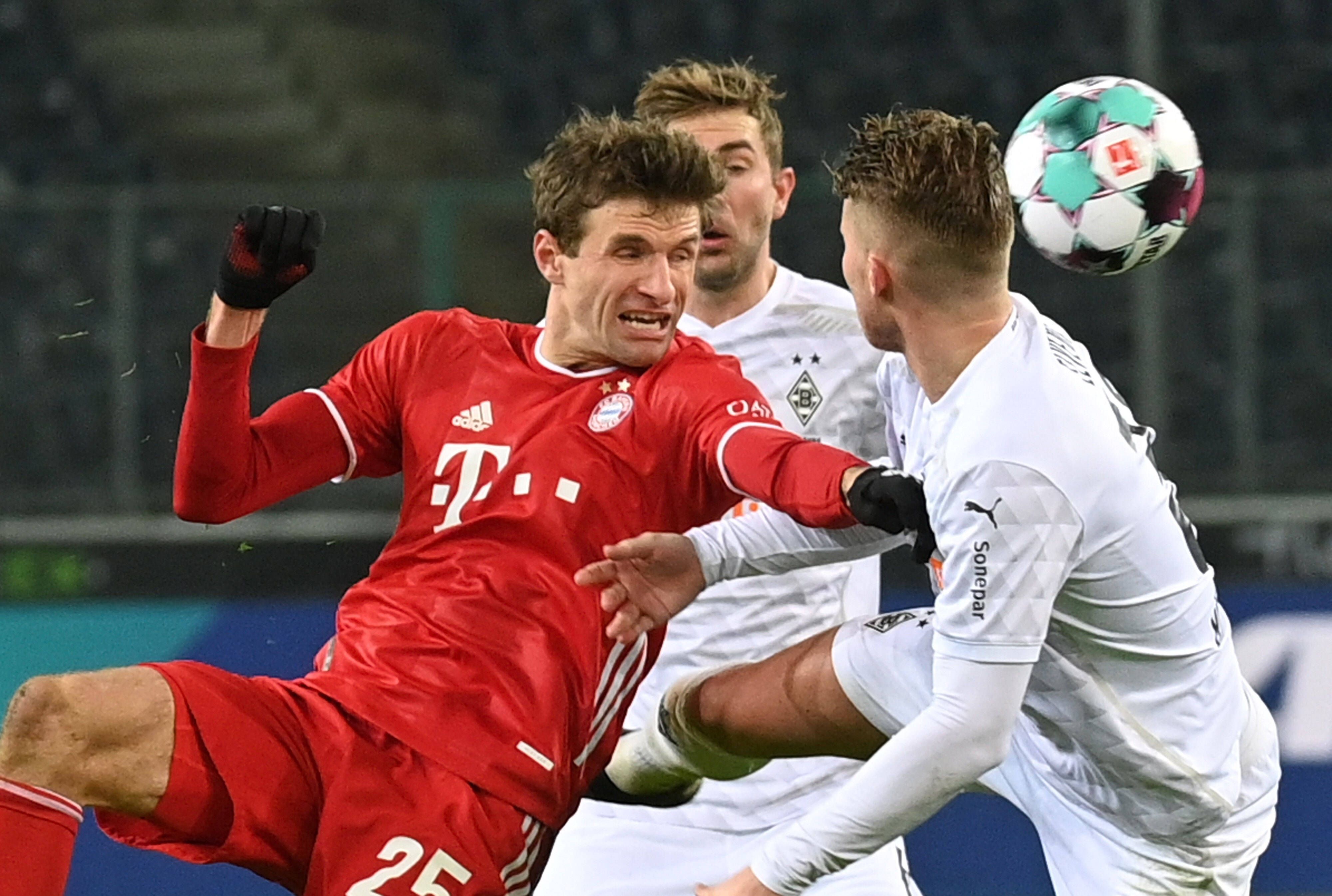 8.01.21: Bayerns Thomas Müller im Duell mit Gladbachs Christoph Kramer und Nico Elvedi.