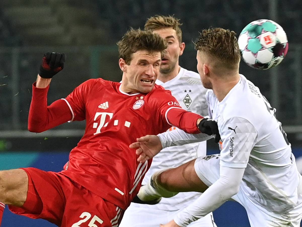 8.01.21: Bayerns Thomas Müller im Duell mit Gladbachs Christoph Kramer und Nico Elvedi.