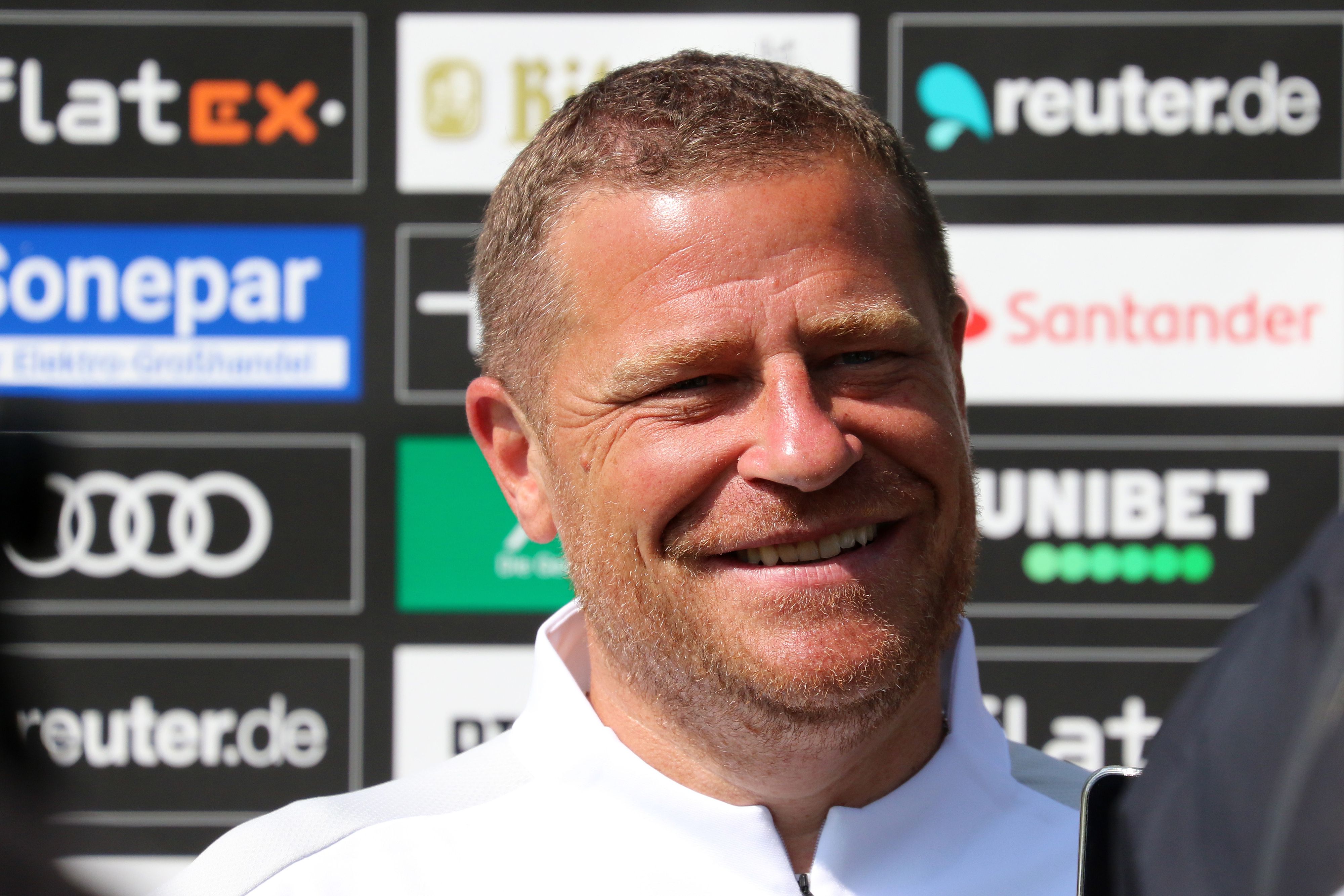 Gladbach-Manager Max Eberl hat zum Ende des Trainingslagers am Freitag (23. Juli 2021) in Harsewinkel ein Update über Borussias Transfer-Aktivitäten gegeben. Auf dem Foto lächelt er freundlich.
