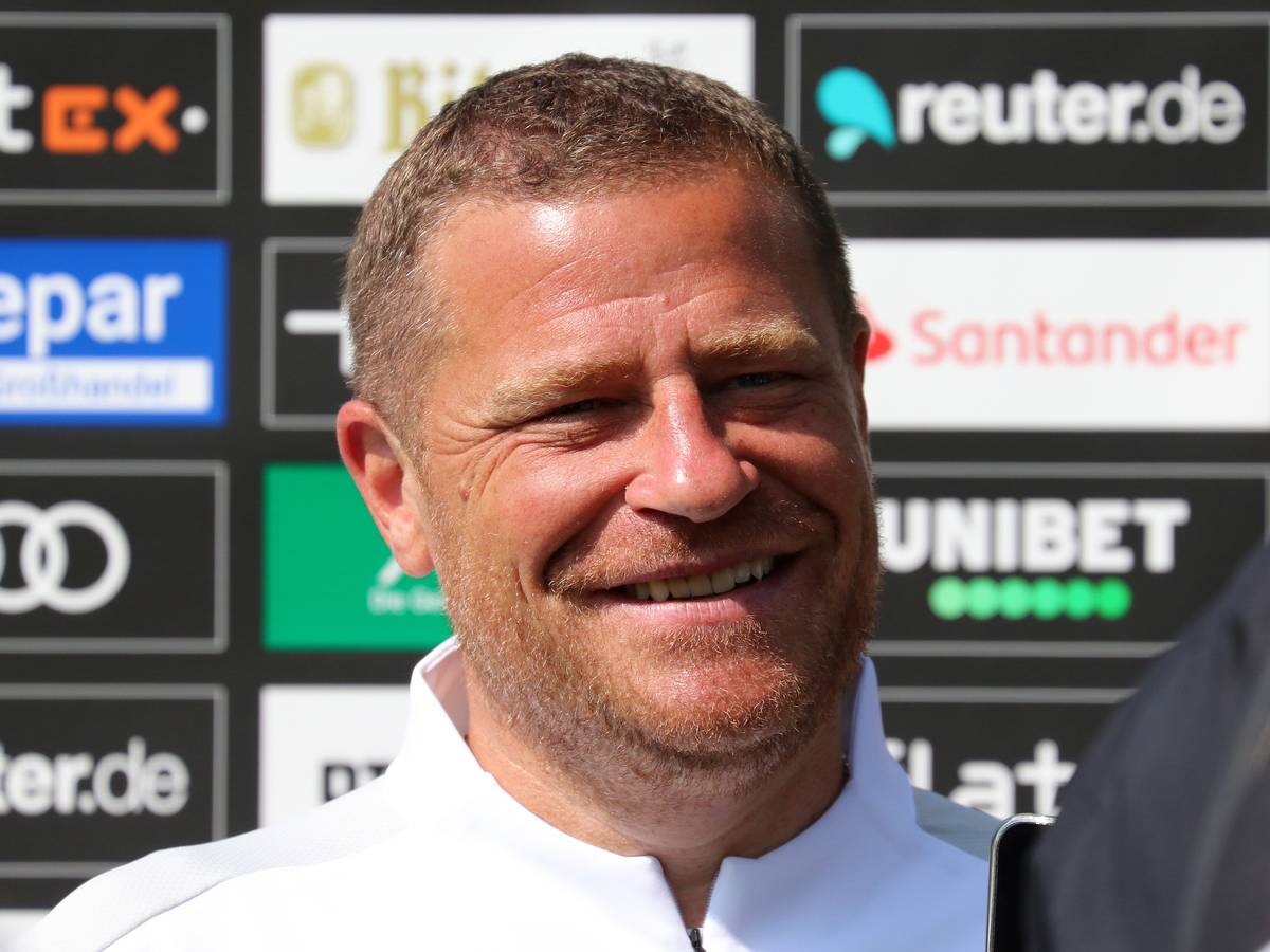 Gladbach-Manager Max Eberl hat zum Ende des Trainingslagers am Freitag (23. Juli 2021) in Harsewinkel ein Update über Borussias Transfer-Aktivitäten gegeben. Auf dem Foto lächelt er freundlich.