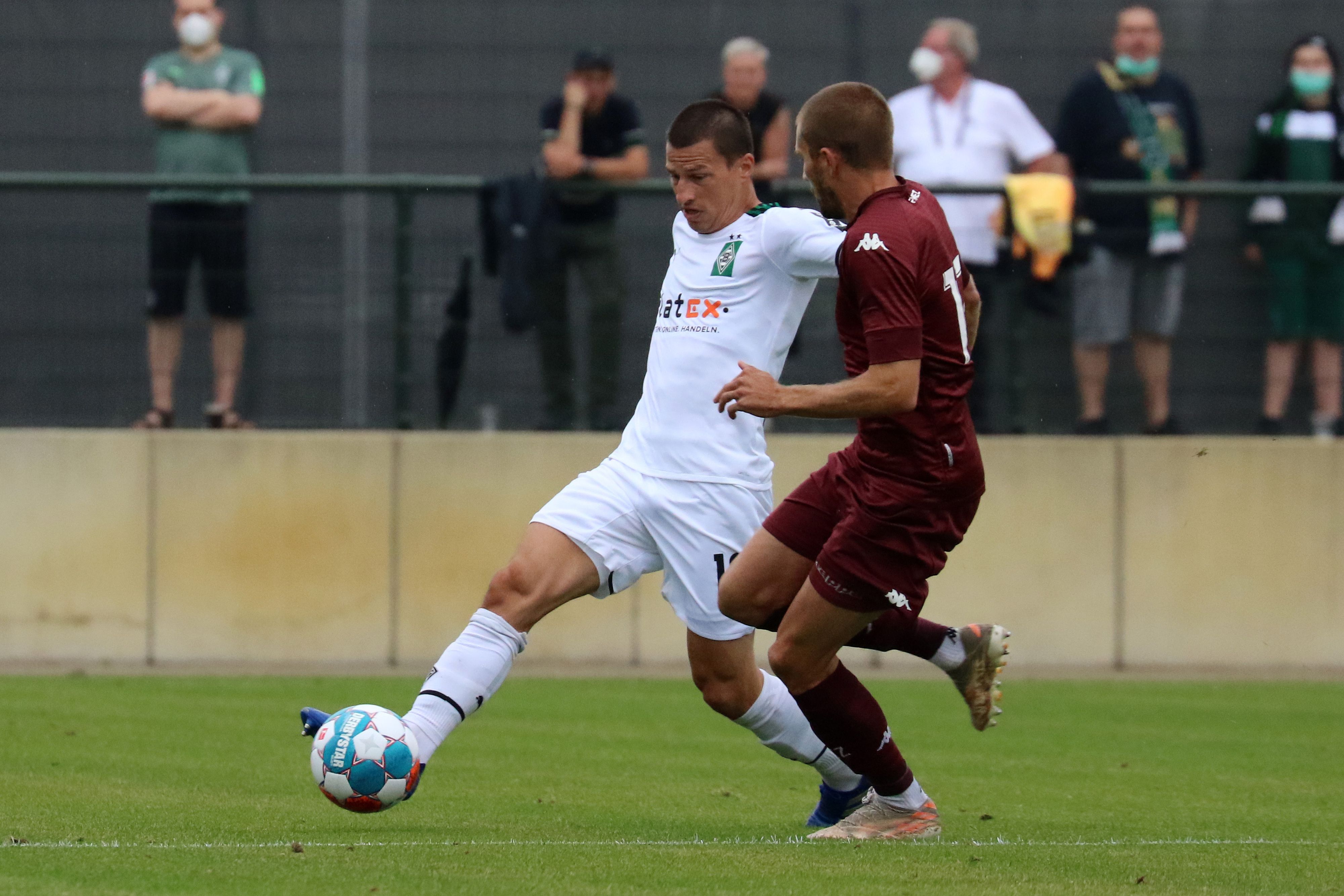 Gladbachs Stefan Lainer (links) im Testspiel gegen den FC Metz am 24. Juli 2021 bei einem Zweikampf mit Thomas Delaine (rechts).