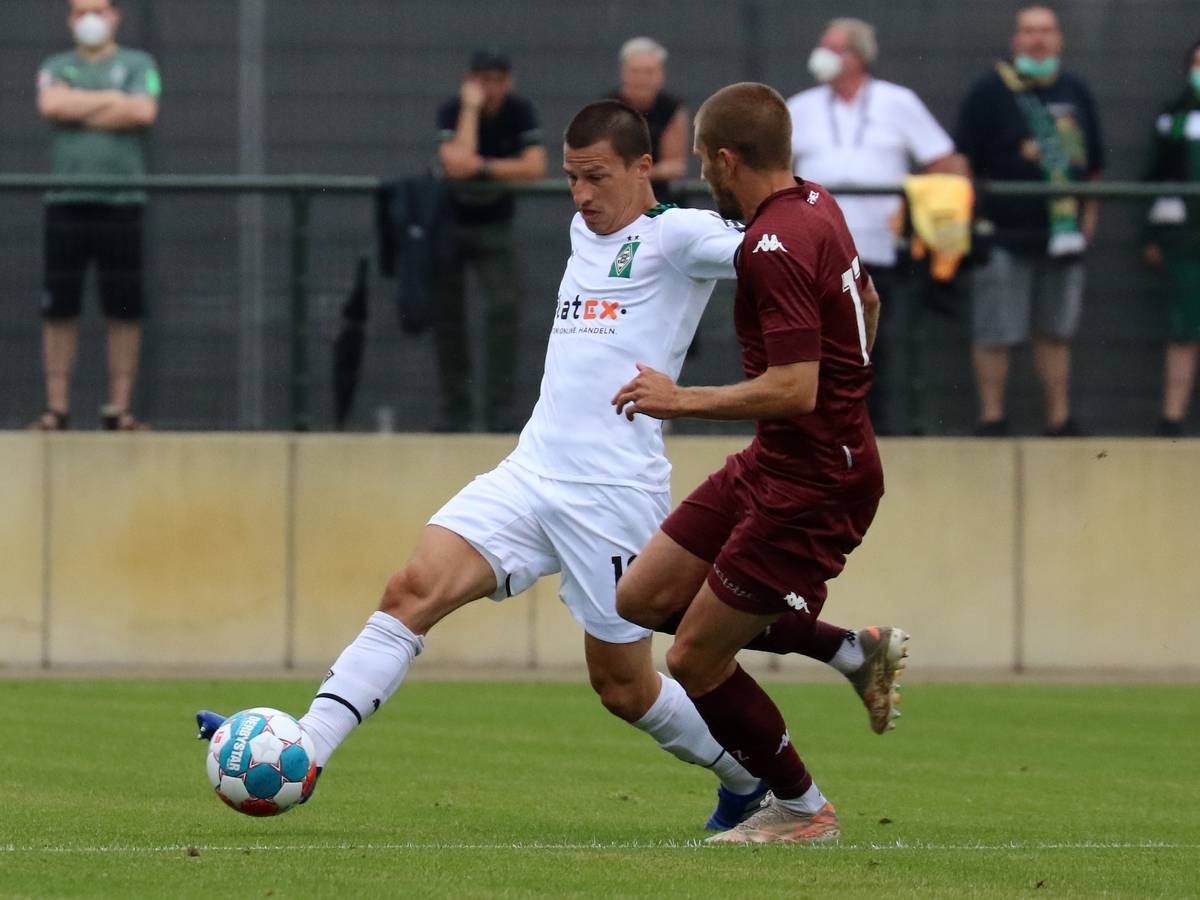 Gladbachs Stefan Lainer (links) im Testspiel gegen den FC Metz am 24. Juli 2021 bei einem Zweikampf mit Thomas Delaine (rechts).