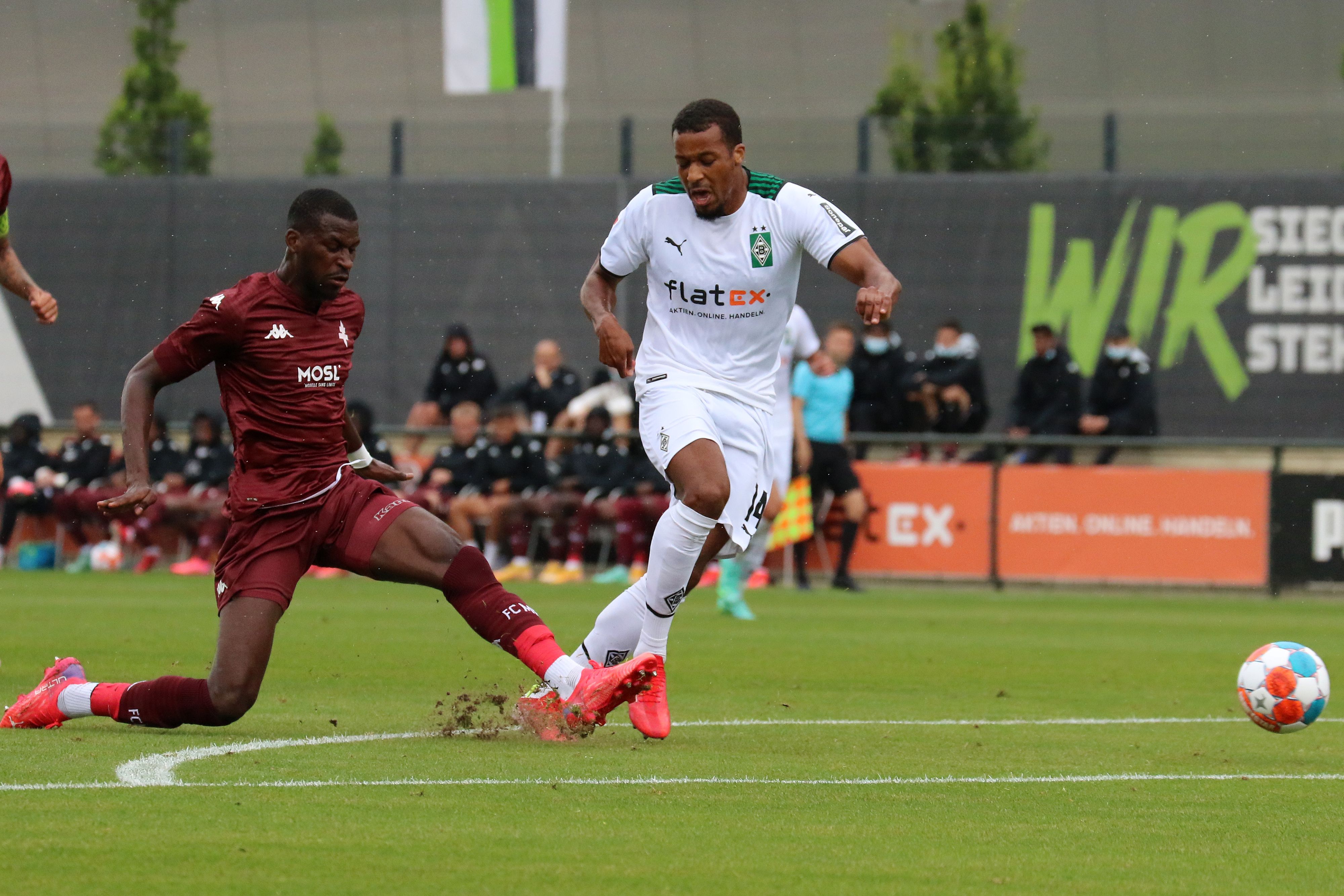 Gladbach-Stürmer Alassane Plea im Duell mit Kiki Kouyaté vom FC Metz.