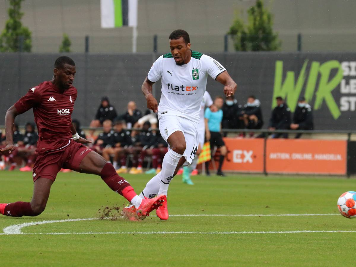 Gladbach-Stürmer Alassane Plea im Duell mit Kiki Kouyaté vom FC Metz.
