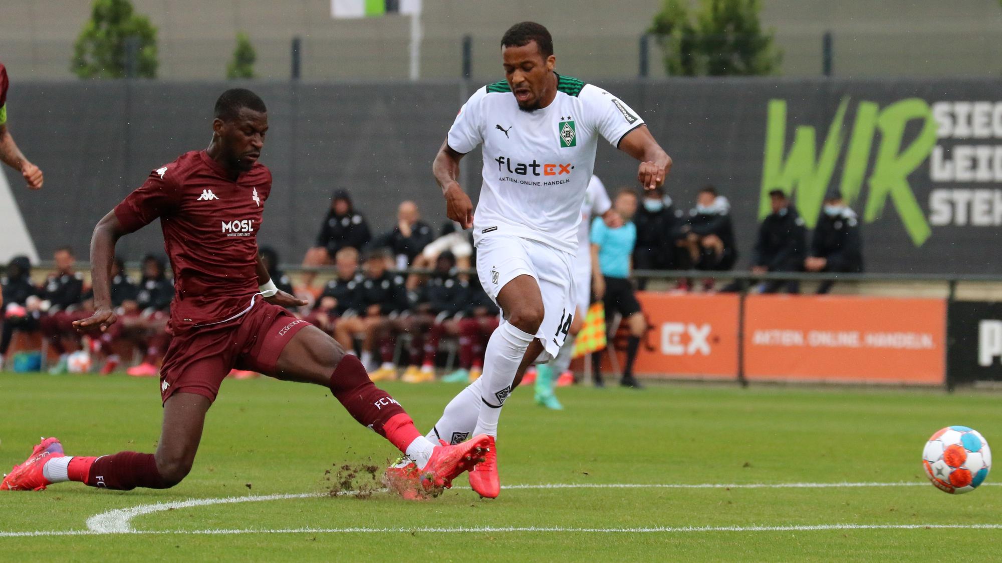 Gladbach-Stürmer Alassane Plea im Duell mit Kiki Kouyaté vom FC Metz.