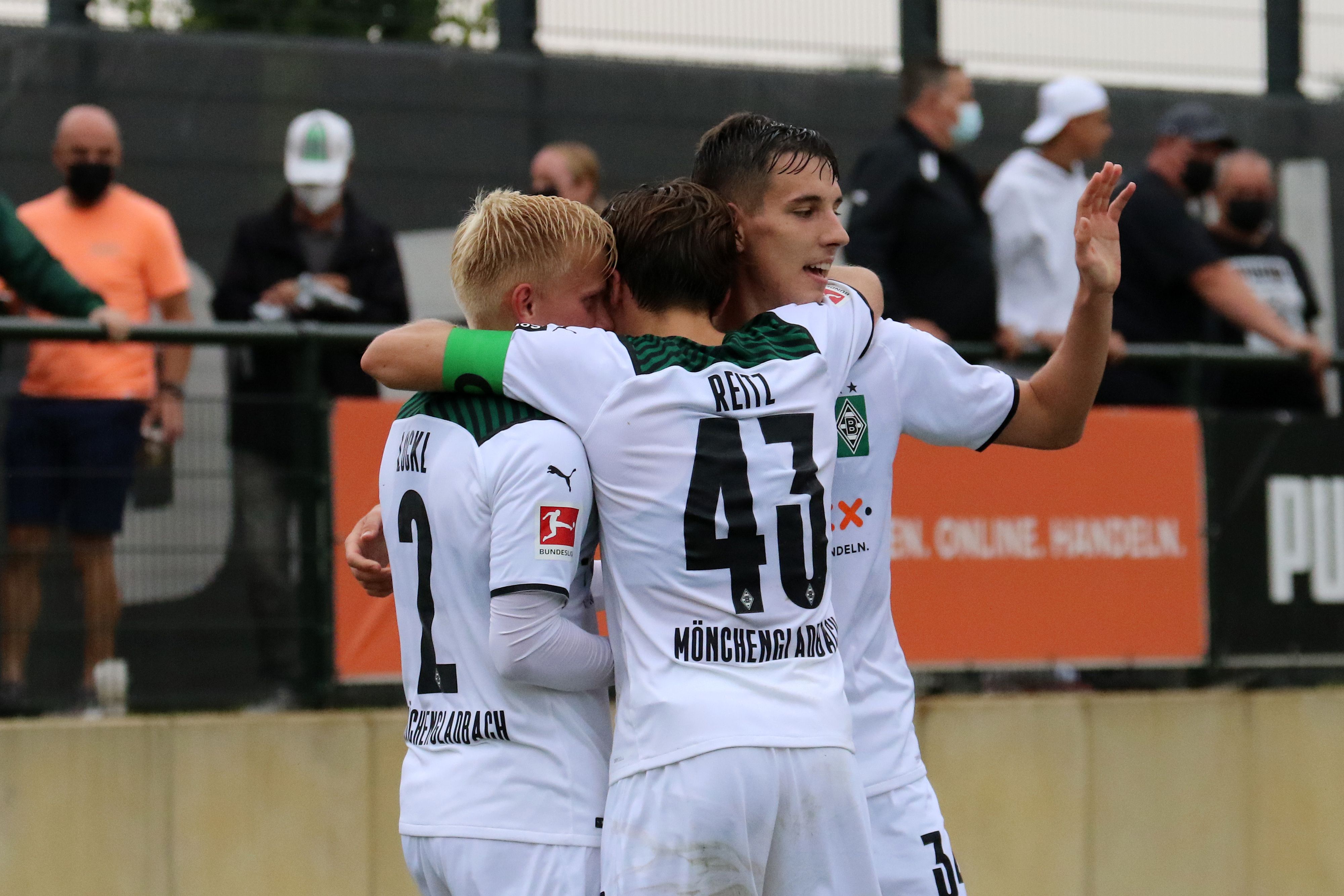 Per Lockl (l.), Rocco Reitz (Mitte) und Conor Noß (r.) bejubeln beim Testspiel gegen den FC Metz am 24. Juli 2021 den Treffer zum 1:0.