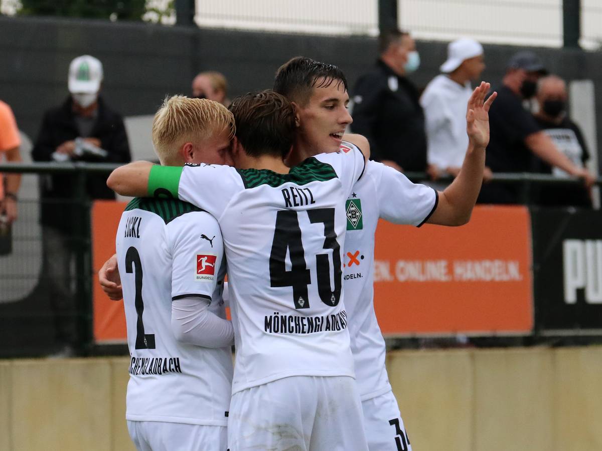Per Lockl (l.), Rocco Reitz (Mitte) und Conor Noß (r.) bejubeln beim Testspiel gegen den FC Metz am 24. Juli 2021 den Treffer zum 1:0.
