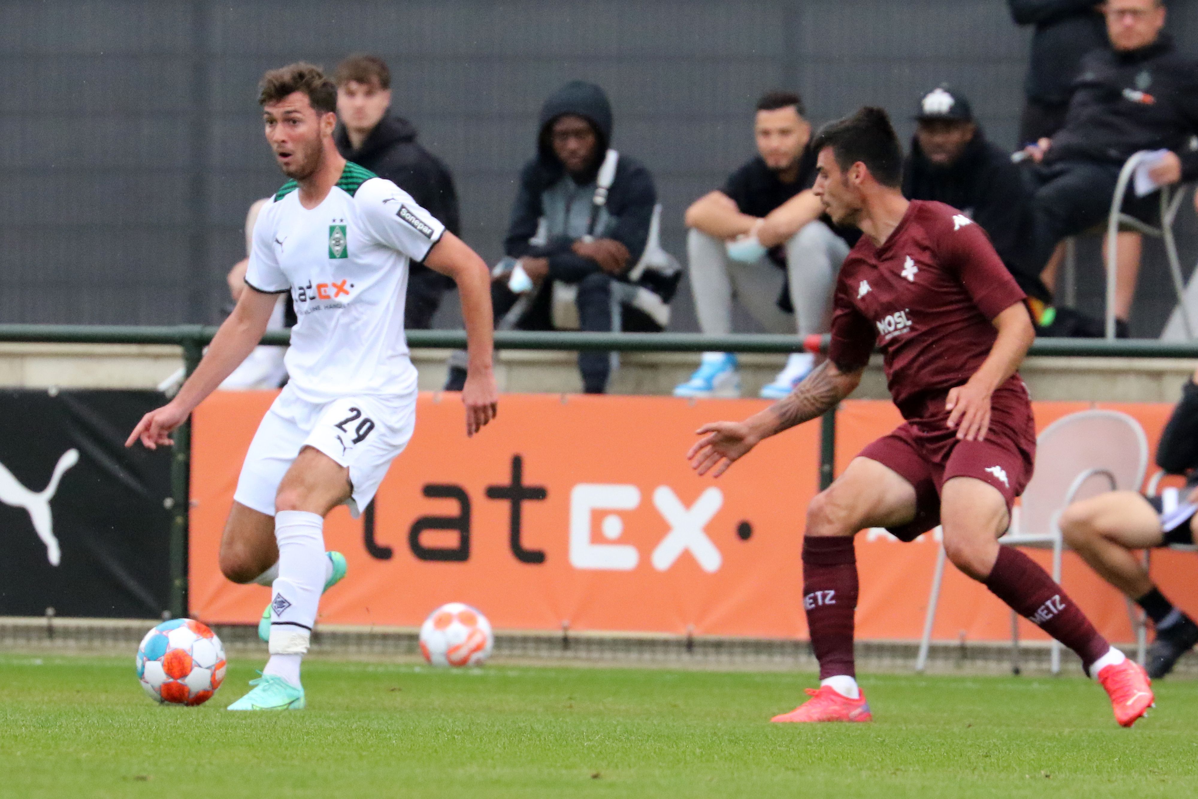 Gladbachs Joe Scally (links) im Testspiel gegen den FC Metz am 24. Juli 2021 im Zweikampf mit einem Spieler des Gästeteams.