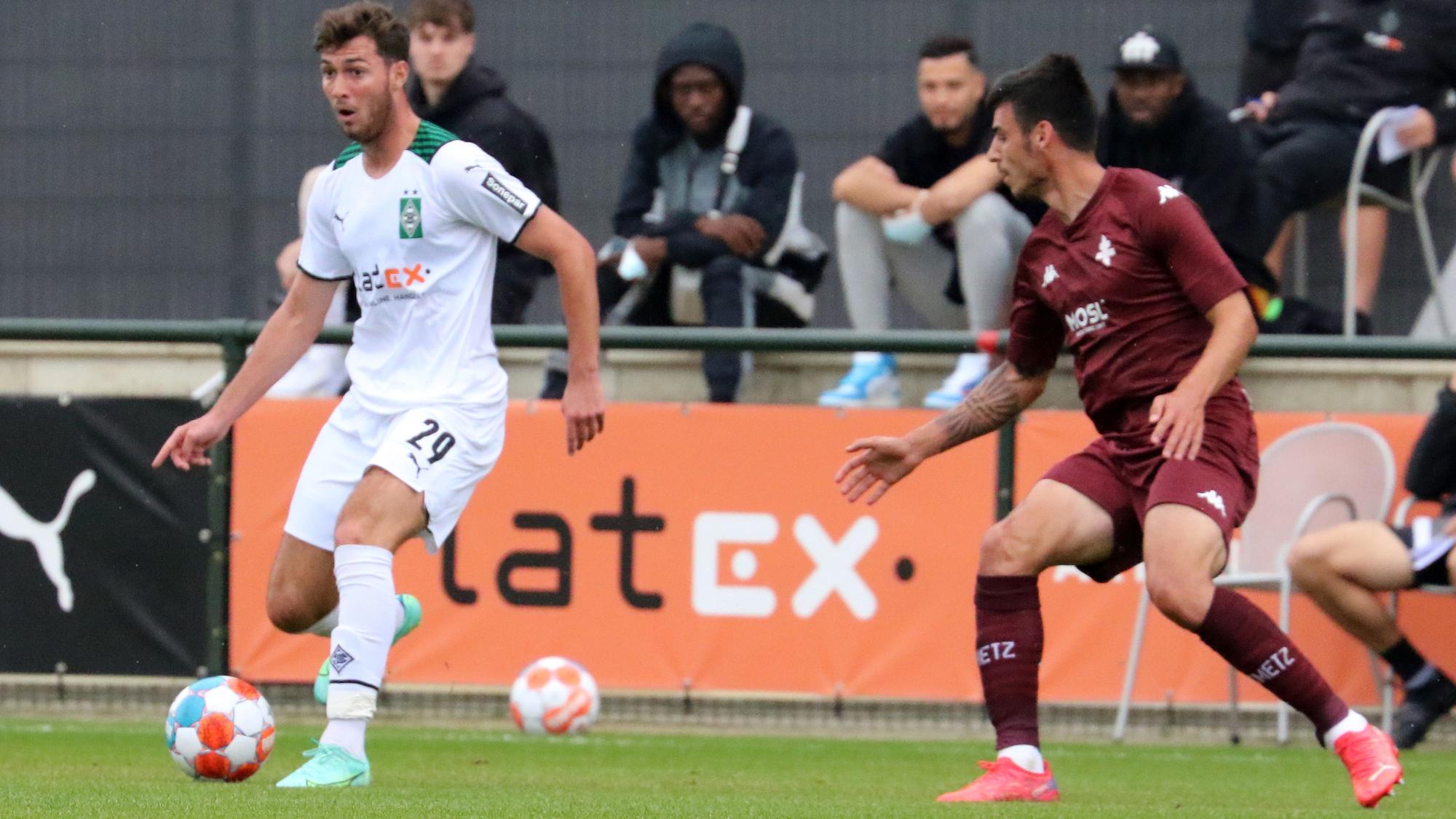 Gladbachs Joe Scally (links) im Testspiel gegen den FC Metz am 24. Juli 2021 im Zweikampf mit einem Spieler des Gästeteams.