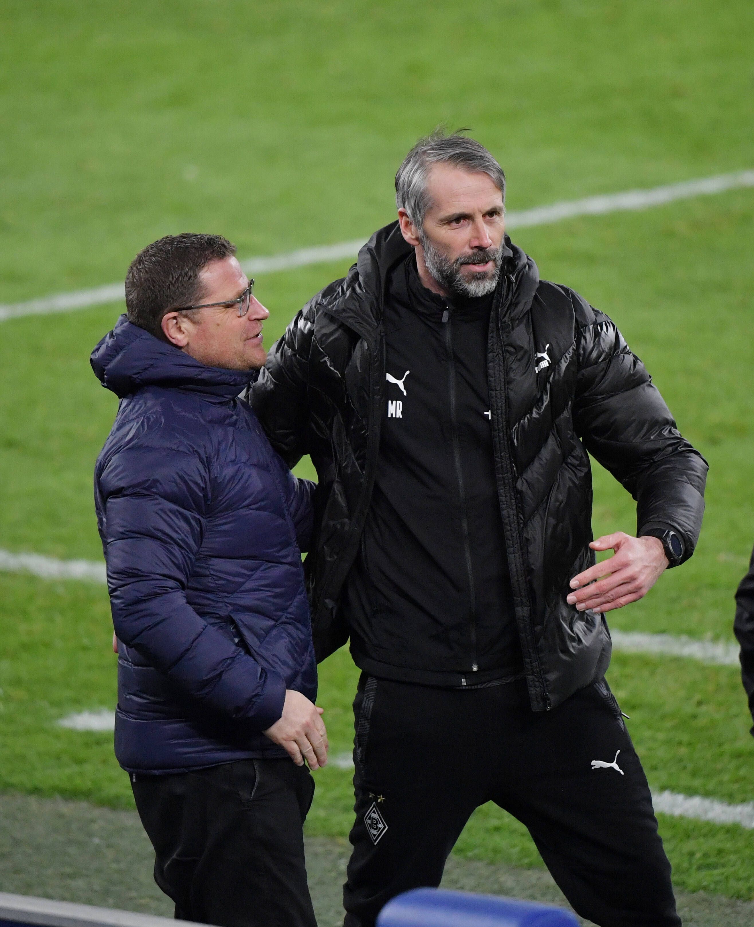 Trainer Marco Rose (rechts) und Gladbachs Manager Max Eberl (links) umarmen sich nach einem gewonnenen Bundesliga-Spiel.