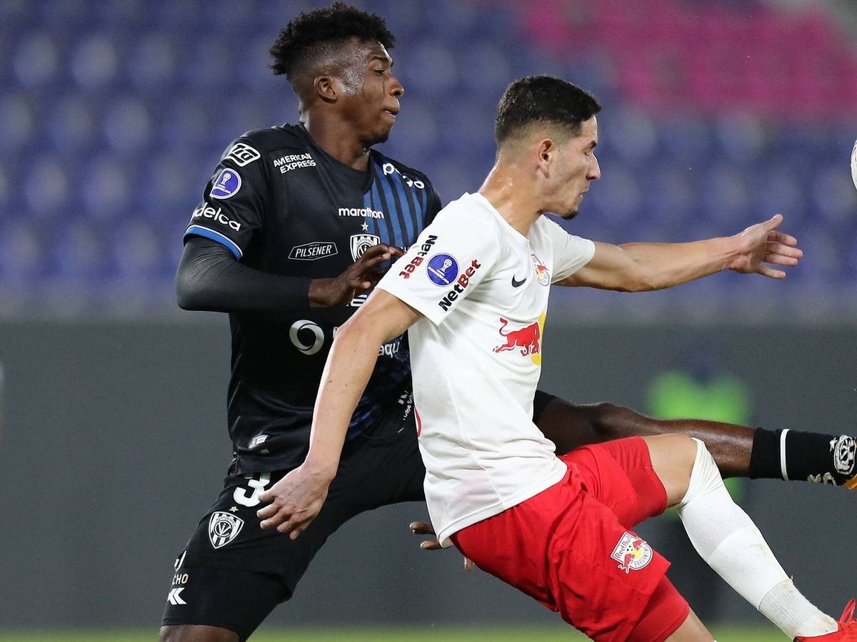 William Pacho (l.) mit gestreckten Bein im Zweikampf mit seinem Gegenspieler